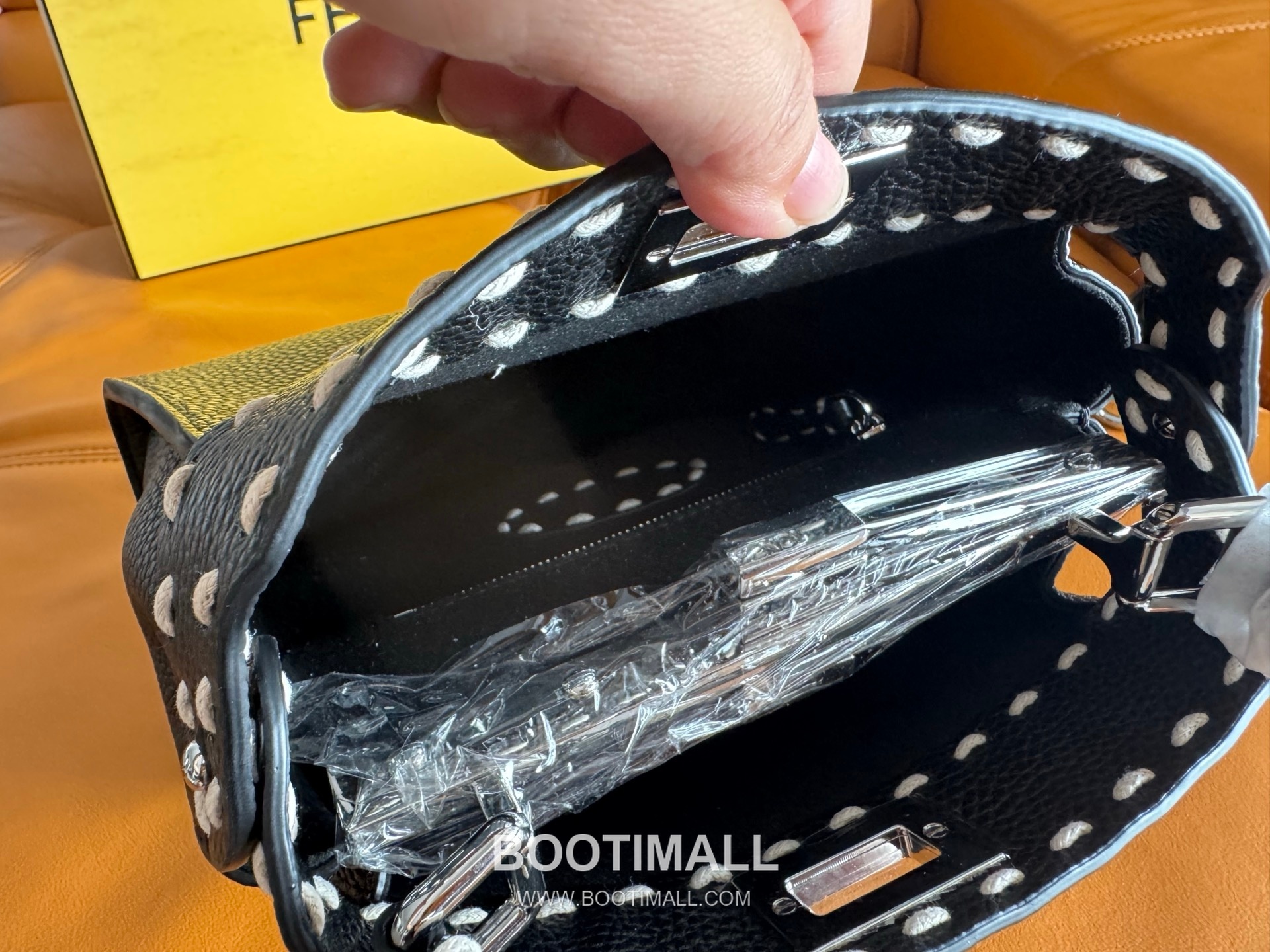 Fendi Peekaboo Small Full Grain Leather Bag 펜디 피카부 스몰 풀그레인 레더 백 23cm 7