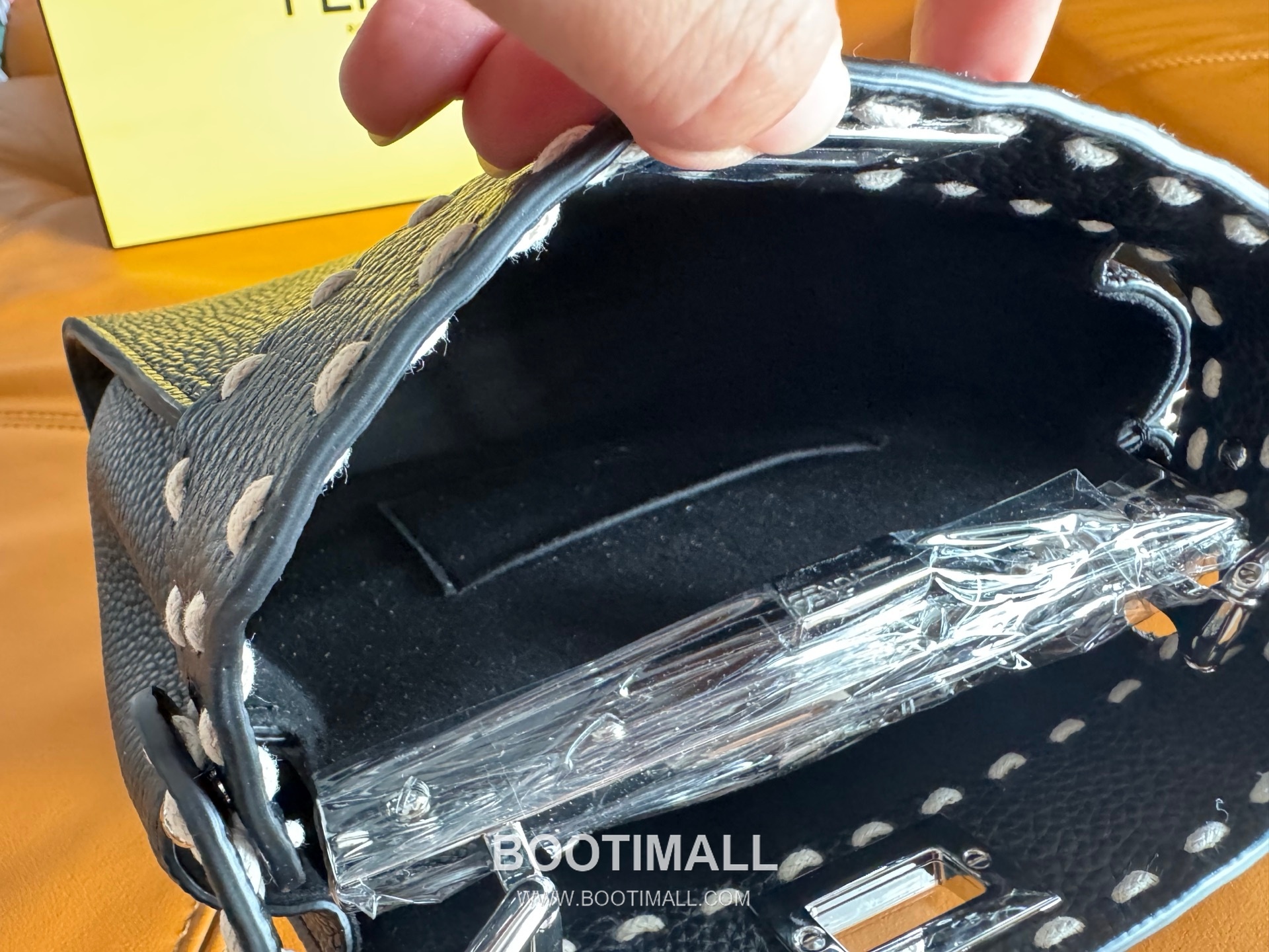 Fendi Peekaboo Small Full Grain Leather Bag 펜디 피카부 스몰 풀그레인 레더 백 23cm 8