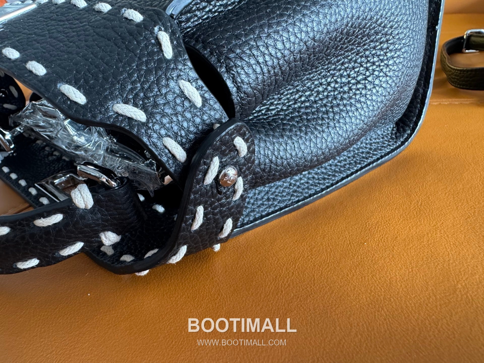 Fendi Peekaboo Small Full Grain Leather Bag 펜디 피카부 스몰 풀그레인 레더 백 23cm 9