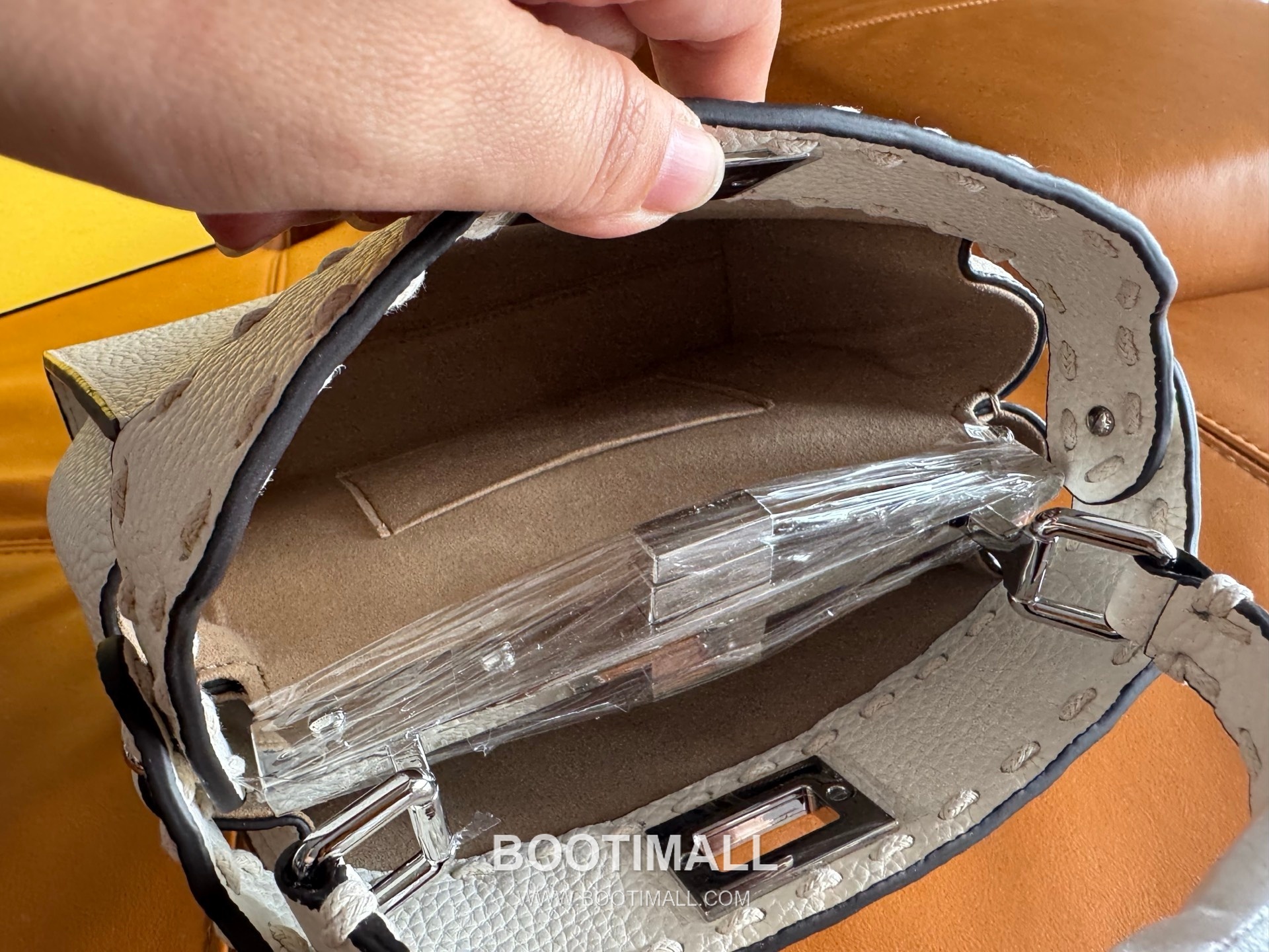 Fendi Peekaboo Small Full Grain Leather Bag 펜디 피카부 스몰 풀그레인 레더 백 23cm 9