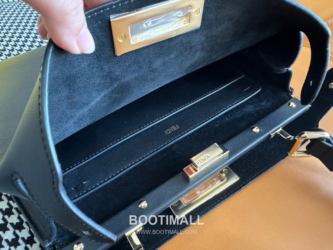 Fendi Peekaboo Soft Medium Calfskin Leather Bag 펜디 피카부 소프트 미디엄 카프스킨 레더 백 33cm 5