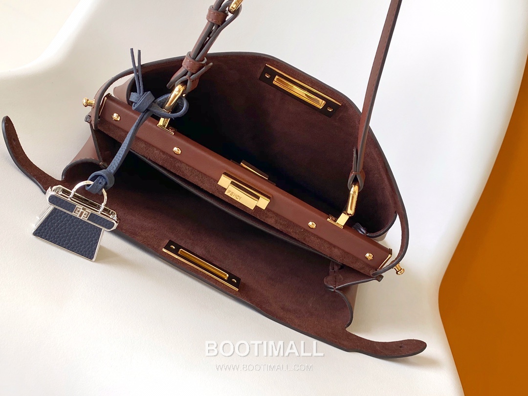 Fendi Peekaboo Soft Medium Calfskin Leather Bag 펜디 피카부 소프트 미디엄 카프스킨 레더 백 33cm 4