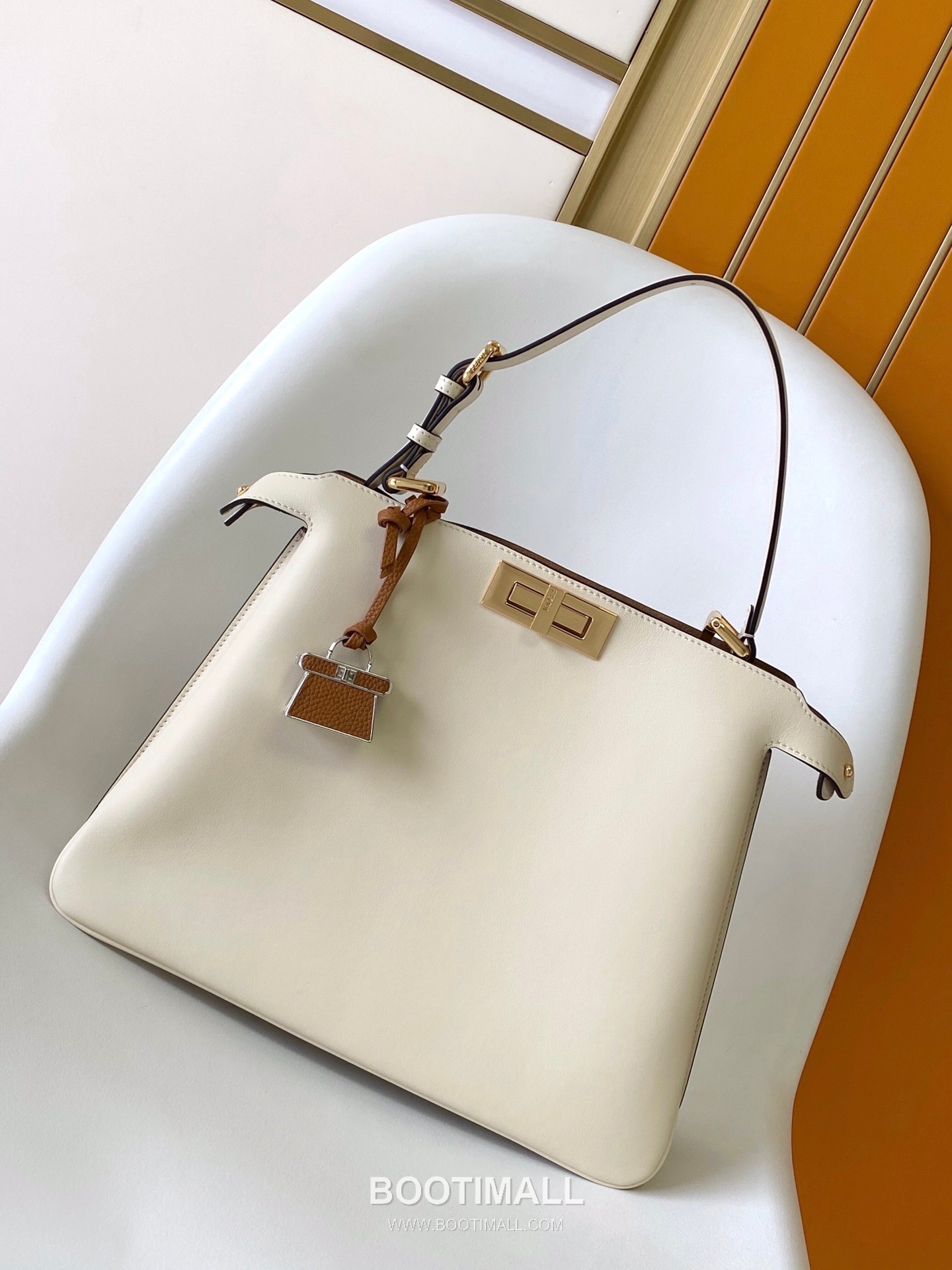 Fendi Peekaboo Soft Medium Calfskin Leather Bag 펜디 피카부 소프트 미디엄 카프스킨 레더 백 33cm 2