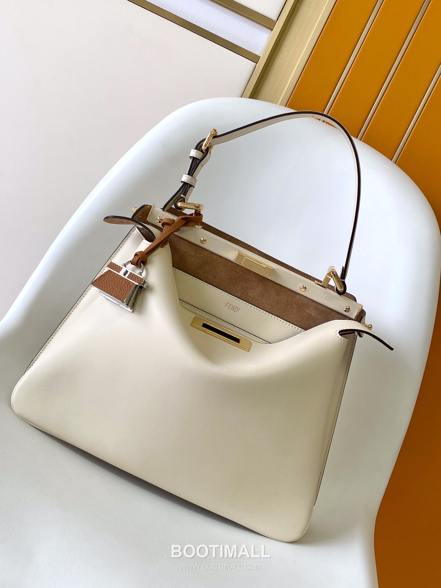 Fendi Peekaboo Soft Medium Calfskin Leather Bag 펜디 피카부 소프트 미디엄 카프스킨 레더 백 33cm 3