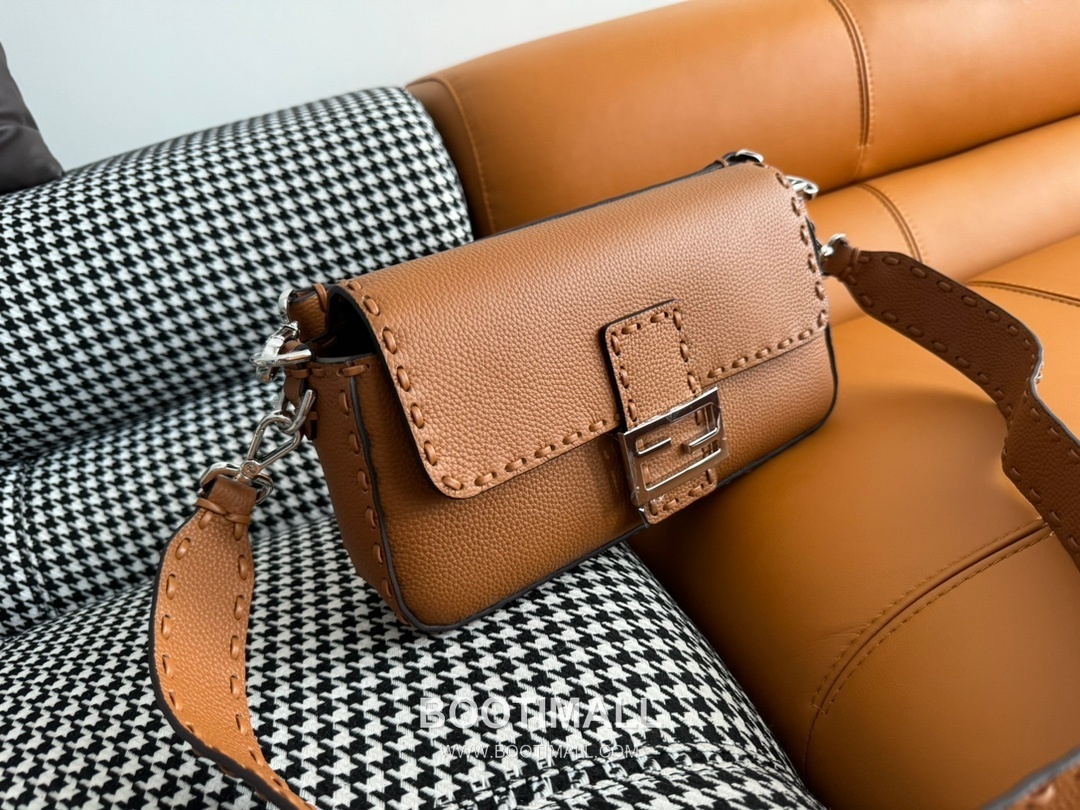 Fendi Baguette Medium Cuoio Romano Leather Bag 펜디 바게트 미디엄 쿠오이오 로마노 레더 백 27cm 2