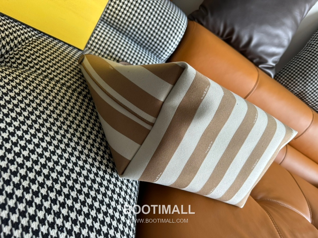 Fendi Baguette Large Tote Pequin FF Jacquard Fabric Bag 펜디 바게트 라지 토트 페퀸 FF 자카드 패브릭 백 35cm 4