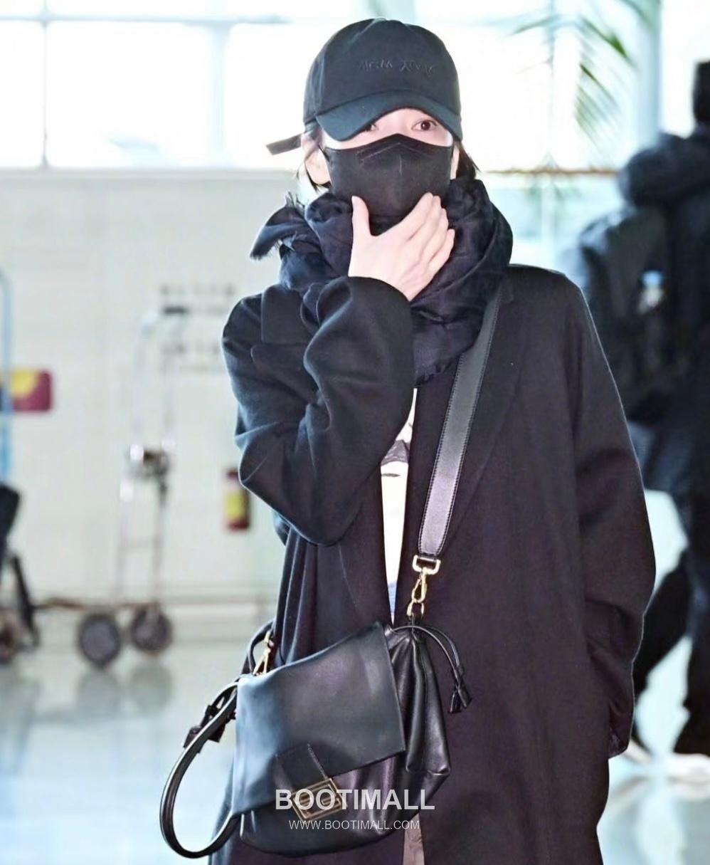 Fendi Mamma Baguette Medium Nappa Leather Black Shoulder Bag 펜디 맘마 바게트 미디엄 나파 레더 블랙 숄더백 26.5cm 1