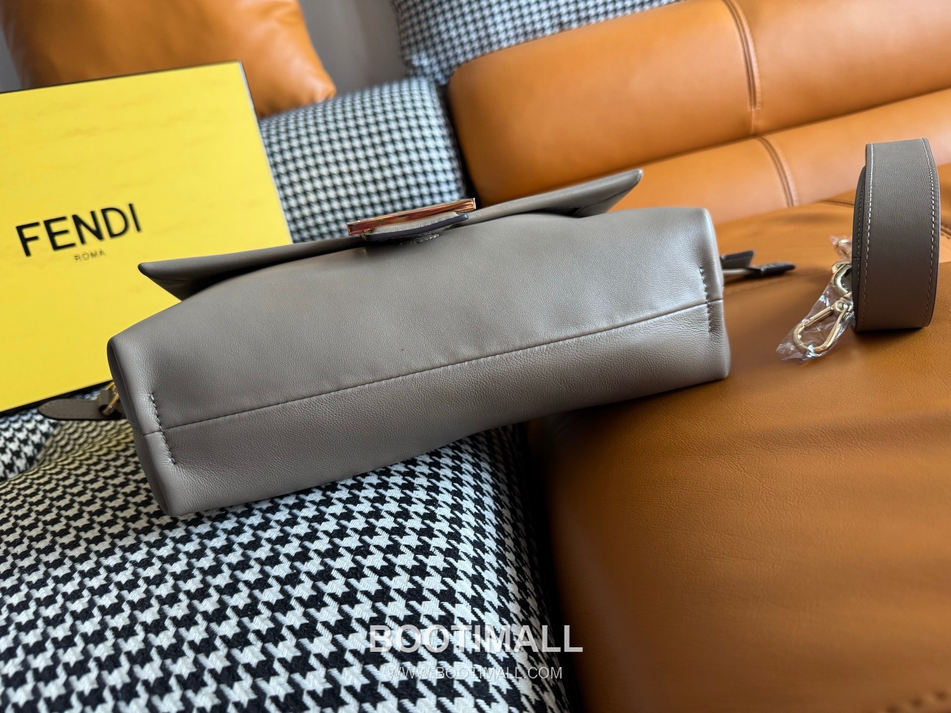 Fendi Mamma Baguette Medium Nappa Leather Bag 펜디 맘마 바게트 미디엄 나파 레더 백 26.5cm 4