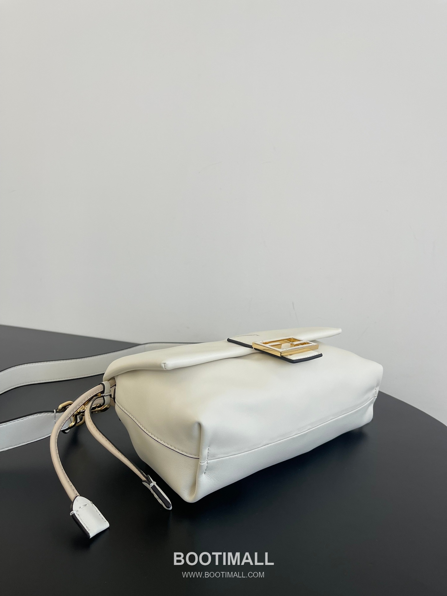 Fendi Mamma Baguette Medium Nappa Leather Bag 펜디 맘마 바게트 미디엄 나파 레더 백 26.5cm 4