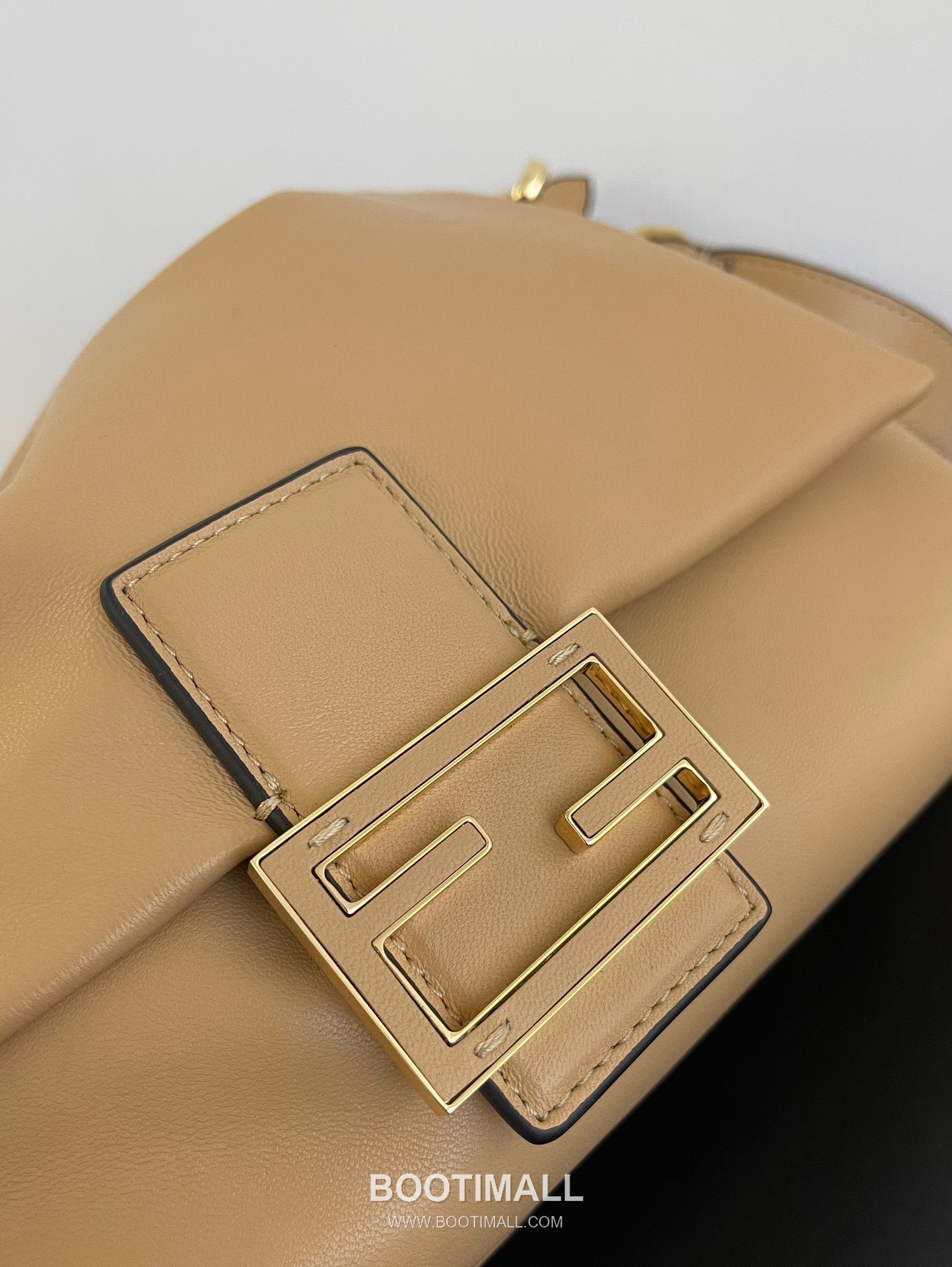 Fendi Mamma Baguette Medium Nappa Leather Bag 펜디 맘마 바게트 미디엄 나파 레더 백 26.5cm 3