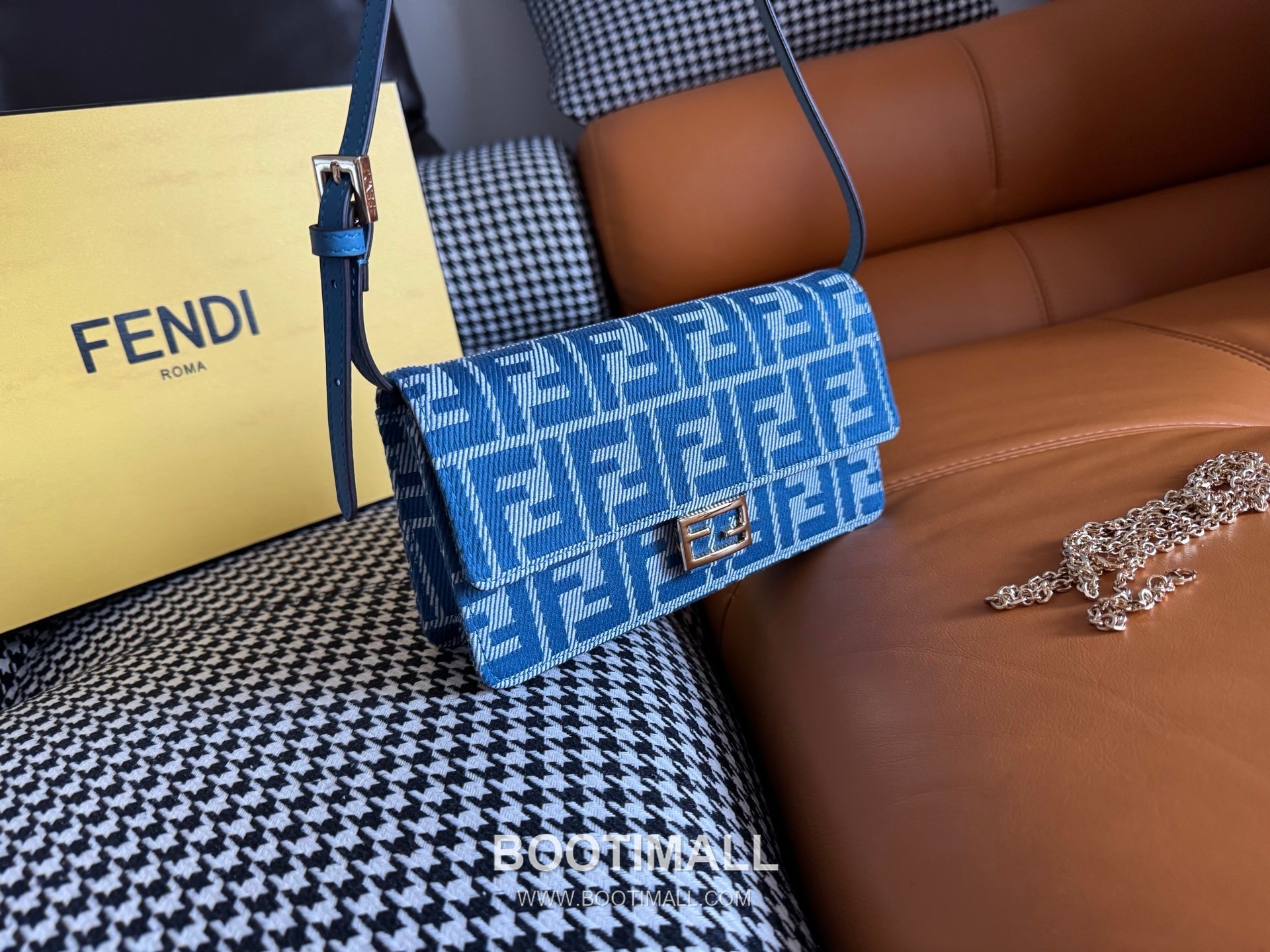 Fendi Baguette Compact FF Jacquard Wallet on Chain 펜디 바게트 컴팩트 FF 자카드 월렛 온 체인 21cm 2