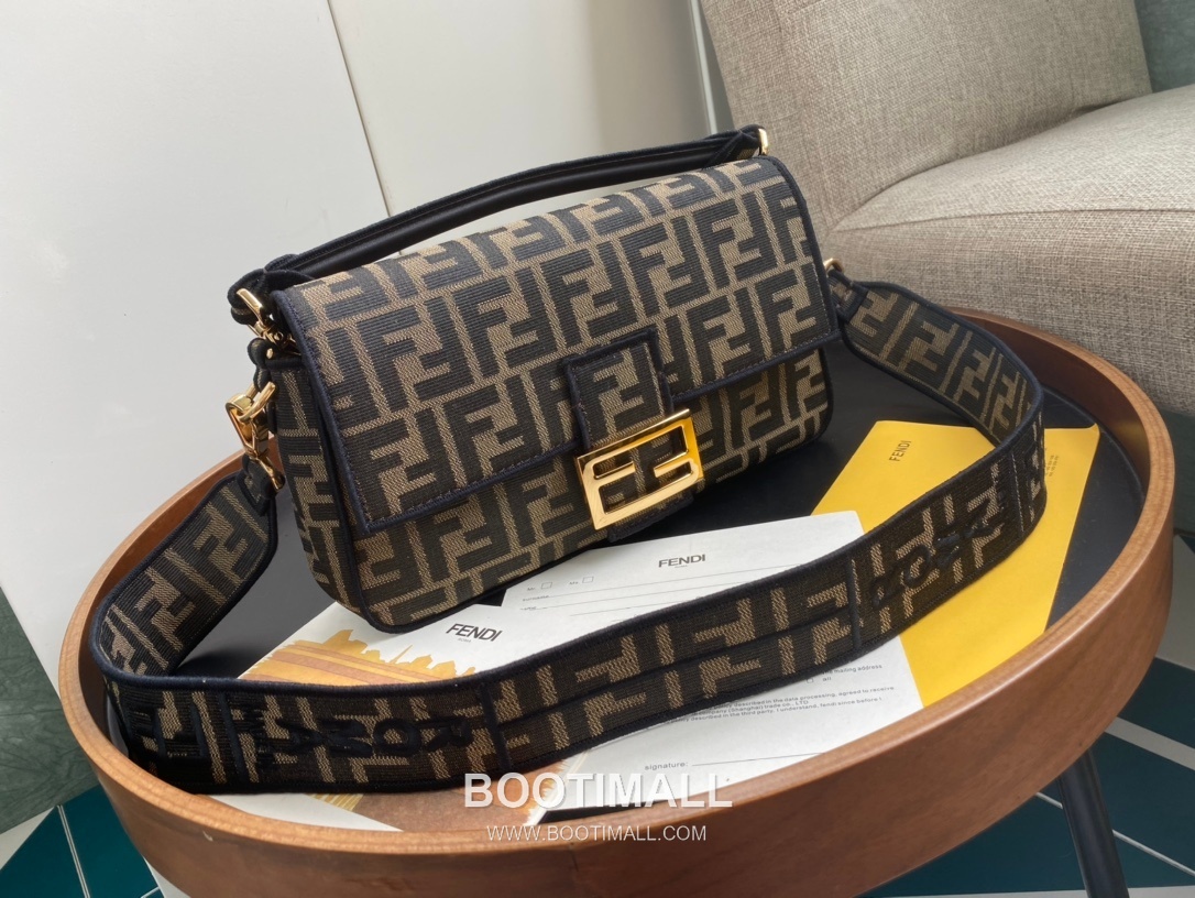 Fendi Baguette Medium FF Jacquard Fabric Bag 펜디 바게트 미디엄 FF 자카드 패브릭 백 26cm 2