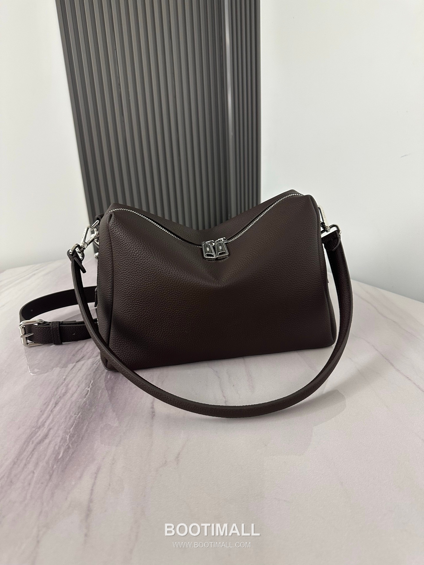 Fendi Lui Medium Full Grain Leather Bag 펜디 루이 미디엄 풀그레인 레더 백 28cm 1