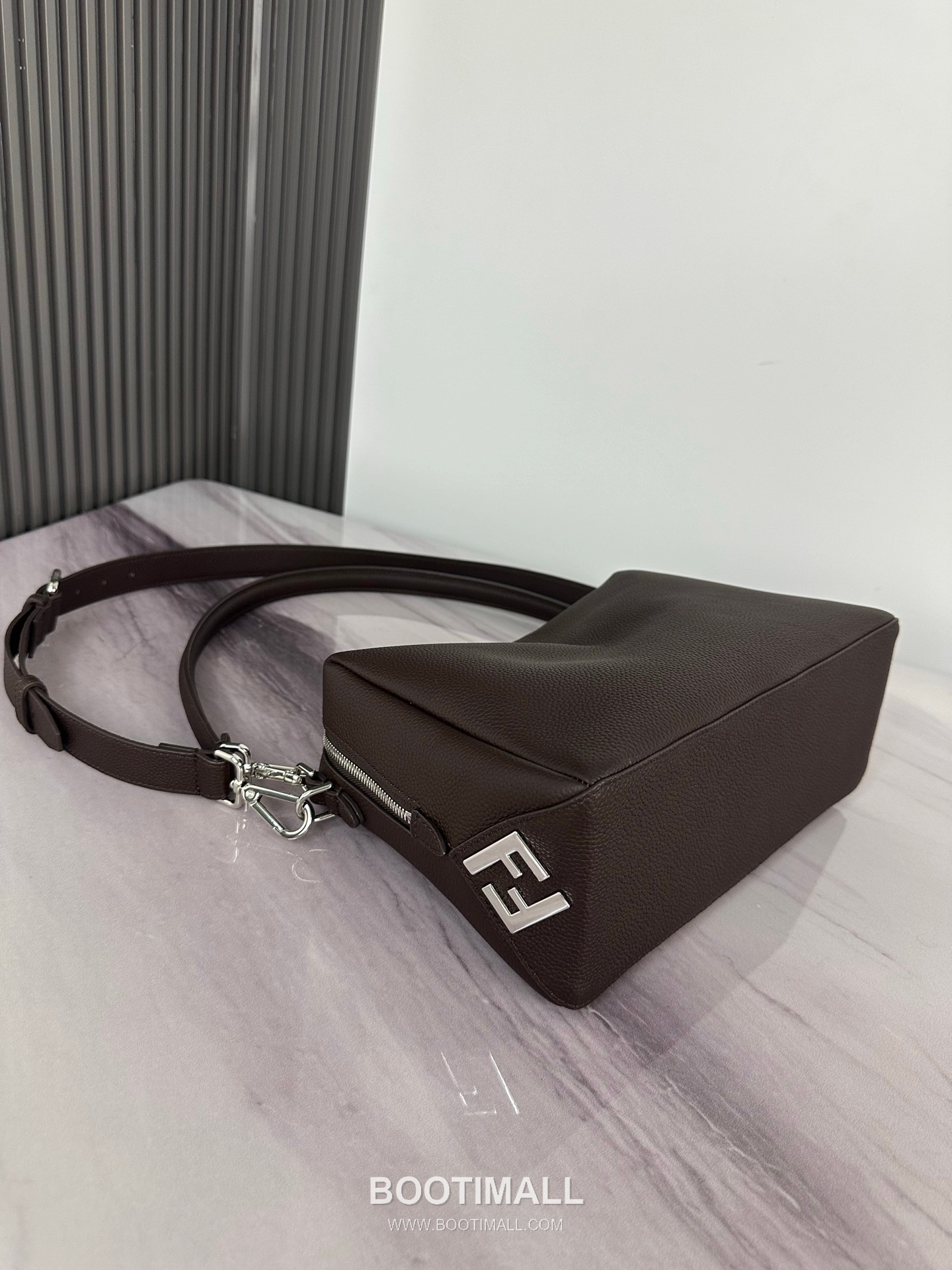 Fendi Lui Medium Full Grain Leather Bag 펜디 루이 미디엄 풀그레인 레더 백 28cm 3