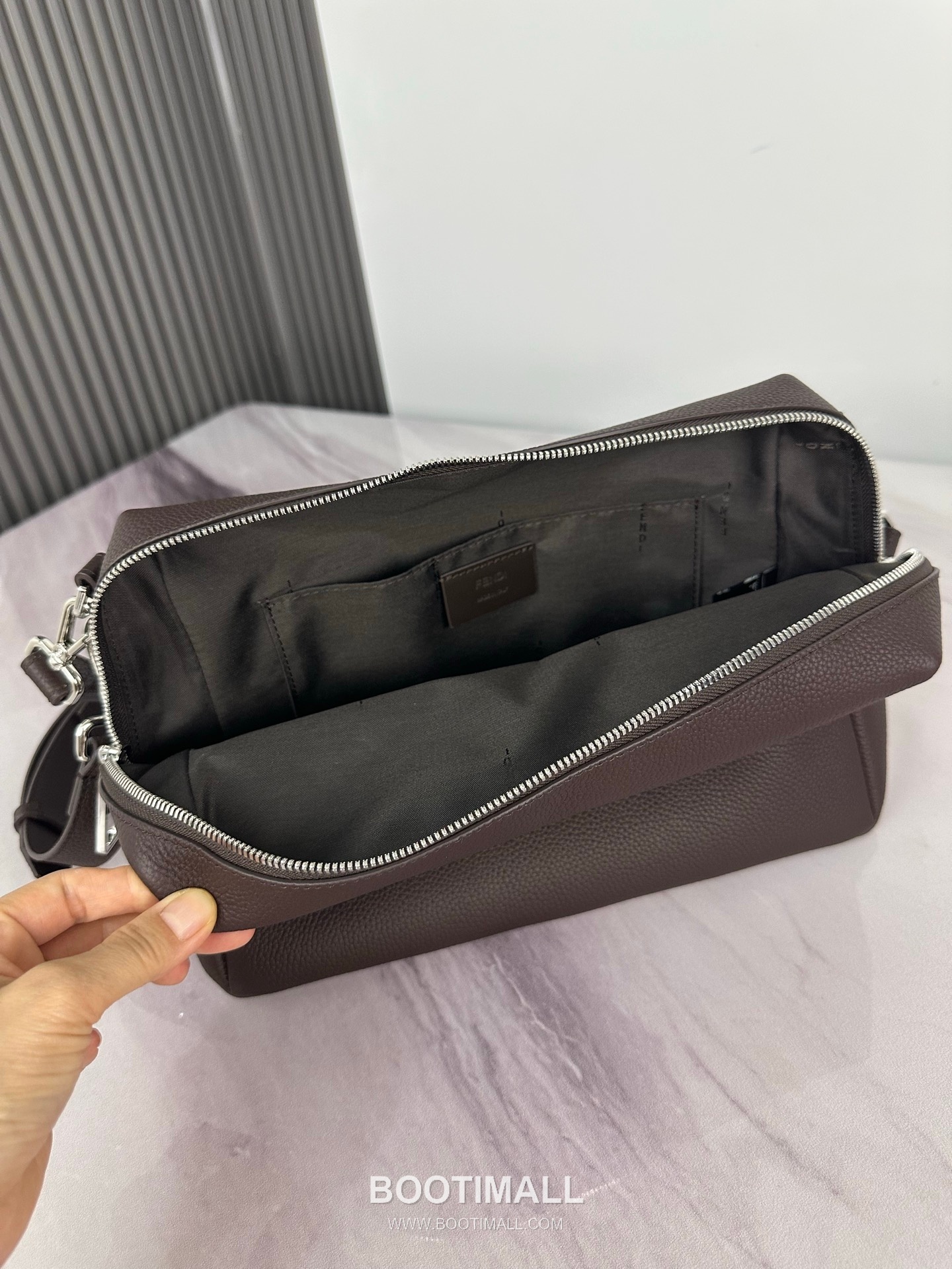 Fendi Lui Medium Full Grain Leather Bag 펜디 루이 미디엄 풀그레인 레더 백 28cm 4