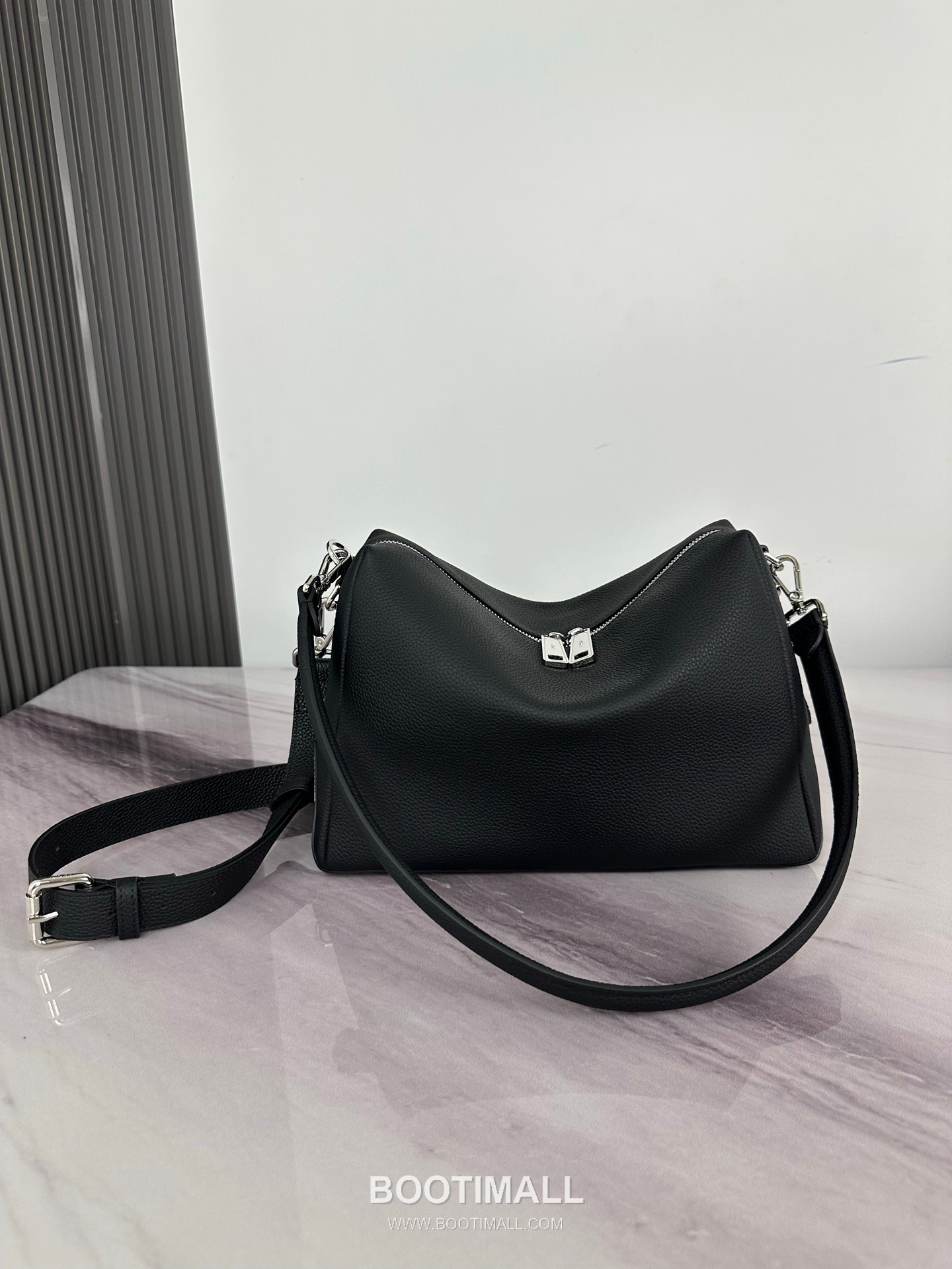 Fendi Lui Medium Full Grain Leather Bag 펜디 루이 미디엄 풀그레인 레더 백 28cm 2