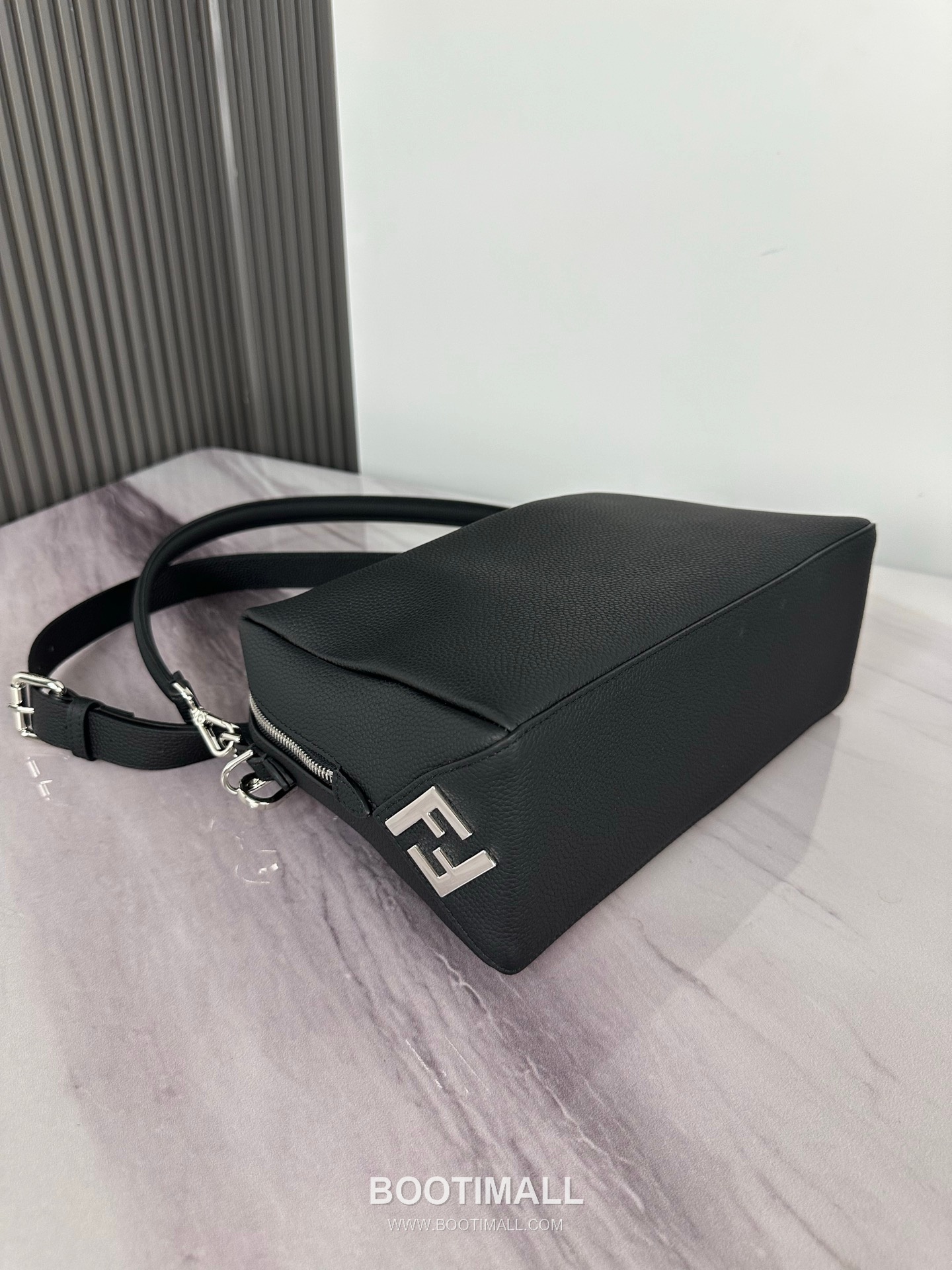 Fendi Lui Medium Full Grain Leather Bag 펜디 루이 미디엄 풀그레인 레더 백 28cm 5