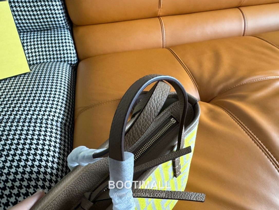 Fendi FF Jacquard Mini Shopper Tote Bag 펜디 FF 자카드 미니 쇼퍼 토트백 83278M55 23cm 5