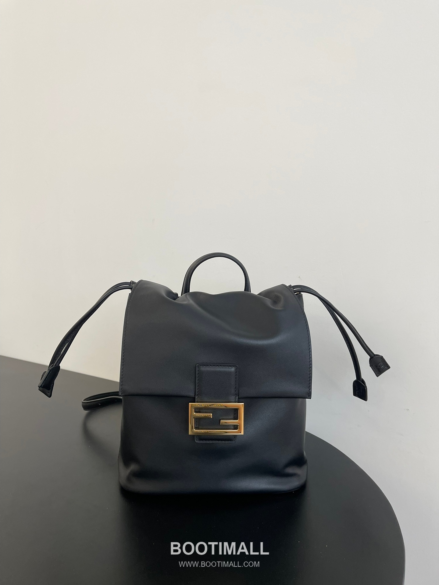 Fendi FF Buckle Drawstring Cowhide Black Backpack 펜디 FF 버클 드로우스트링 소가죽 블랙 백팩 26cm 10