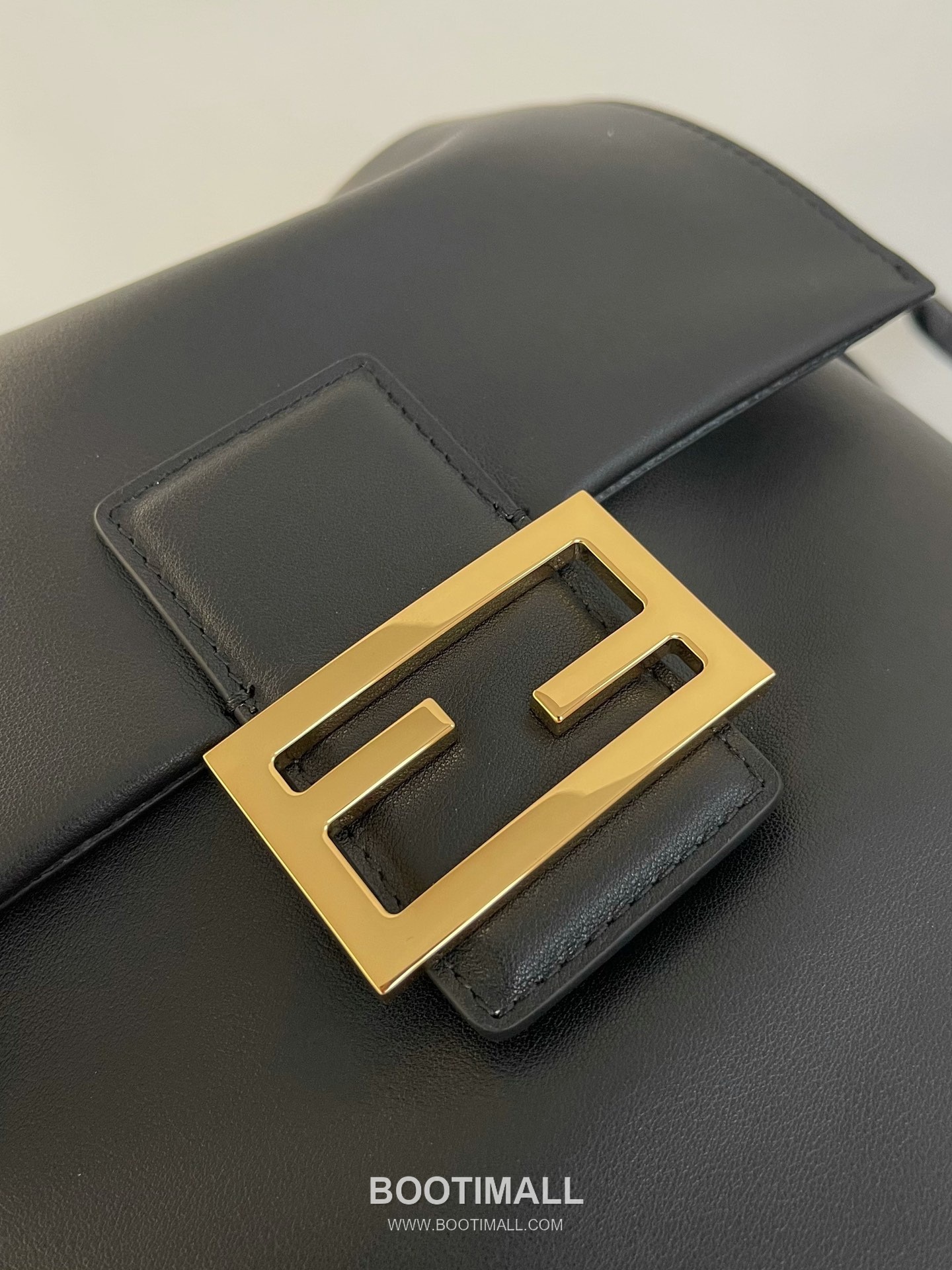 Fendi FF Buckle Drawstring Cowhide Black Backpack 펜디 FF 버클 드로우스트링 소가죽 블랙 백팩 26cm 14