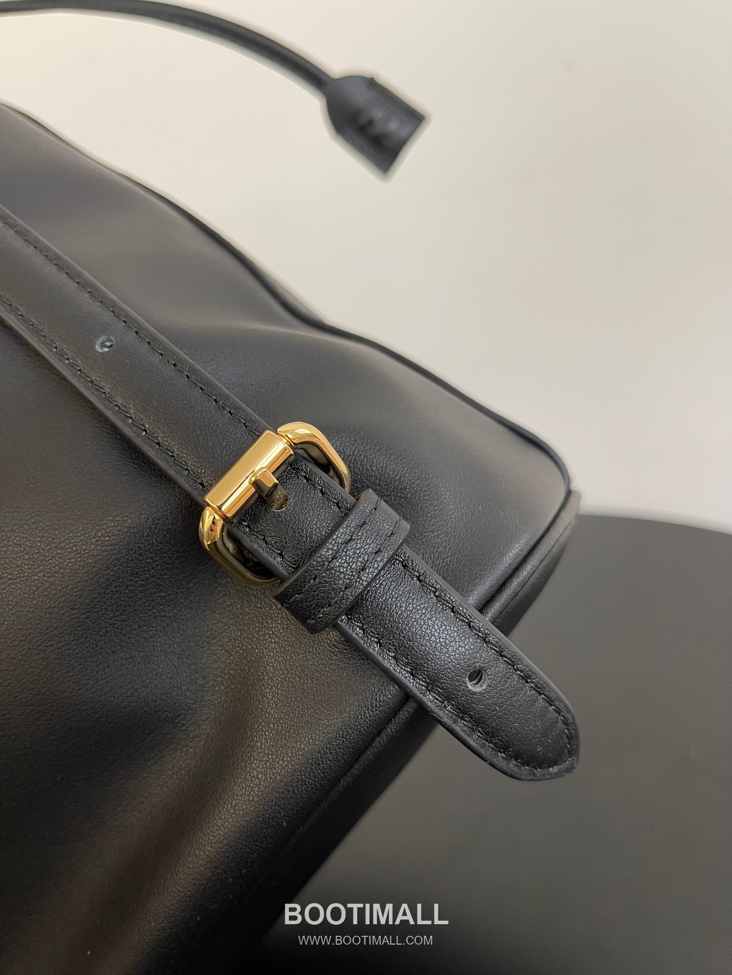 Fendi FF Buckle Drawstring Cowhide Black Backpack 펜디 FF 버클 드로우스트링 소가죽 블랙 백팩 26cm 15