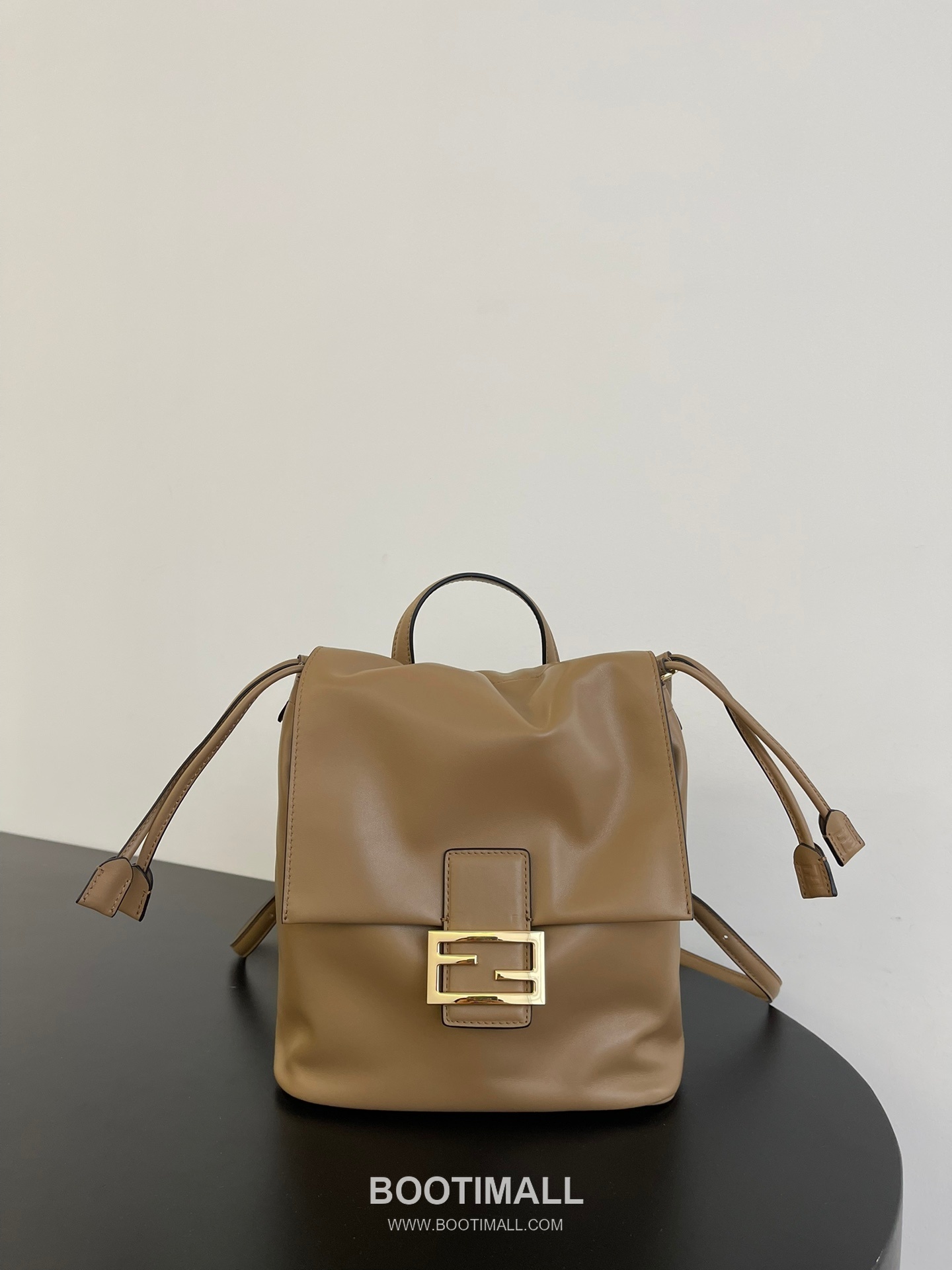 Fendi FF Buckle Drawstring Flap Cowhide Milk Tea Beige Backpack 펜디 FF 버클 드로우스트링 플랩 소가죽 밀크티 베이지 백팩 26cm 9