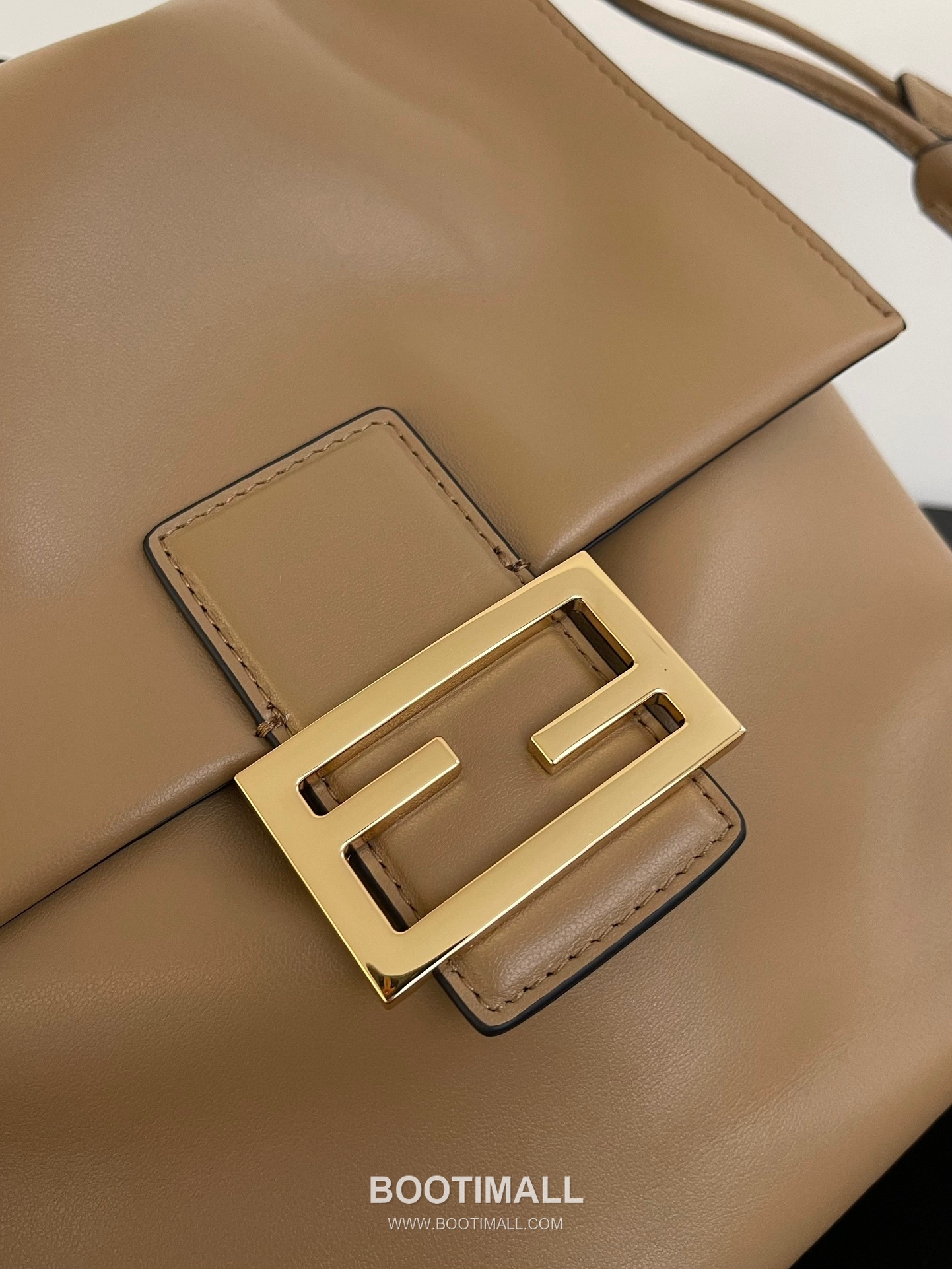 Fendi FF Buckle Drawstring Flap Cowhide Milk Tea Beige Backpack 펜디 FF 버클 드로우스트링 플랩 소가죽 밀크티 베이지 백팩 26cm 13