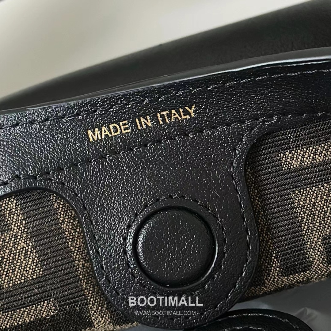 Fendi Spy Small Leather Bag 펜디 스파이 스몰 가죽 토트 숄더백 8088M125 32cm 8