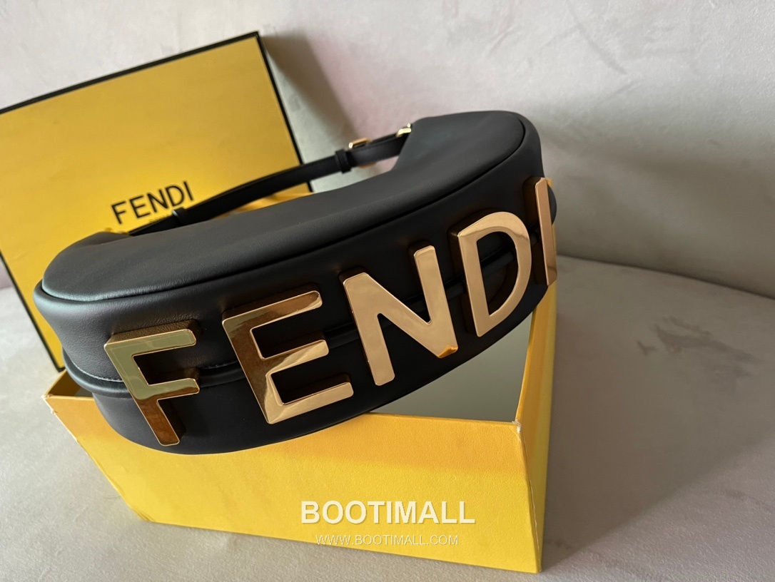 Fendi Leather Crescent Small Shoulder Bag 펜디 가죽 크레센트 스몰 숄더백 798M90 29cm 5