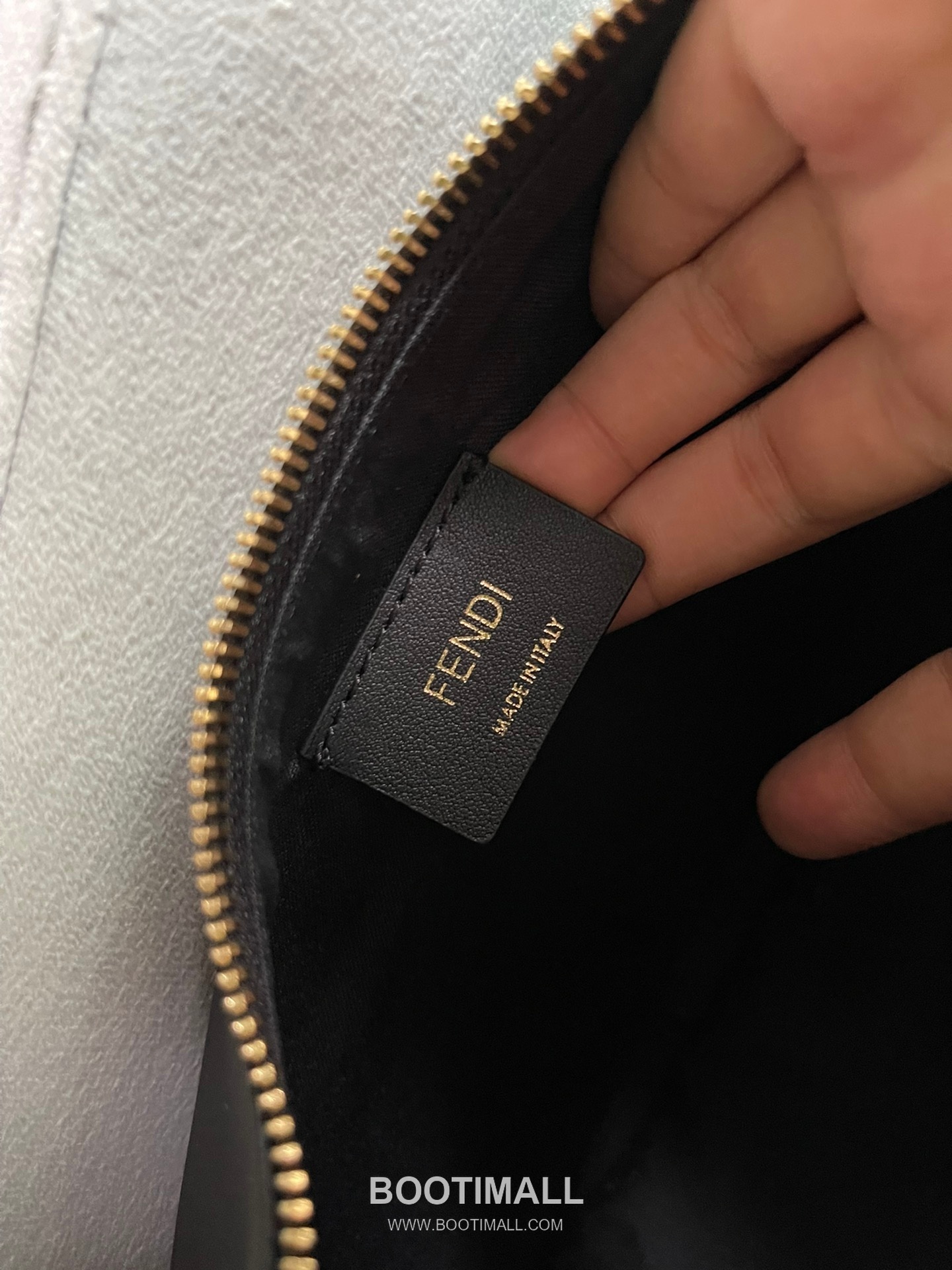 Fendi Leather Crescent Small Shoulder Bag 펜디 가죽 크레센트 스몰 숄더백 798M90 29cm 9