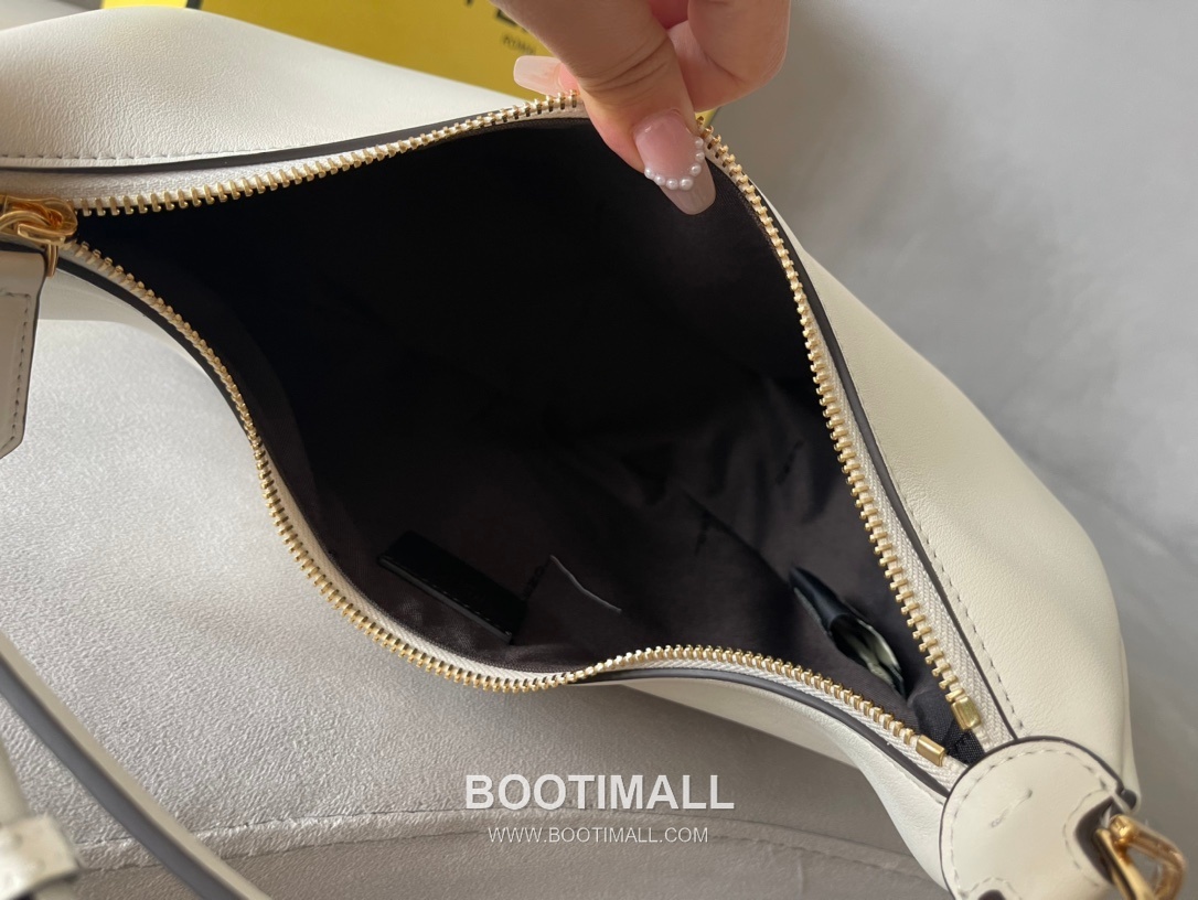 Fendi Leather Crescent Small Shoulder Bag 펜디 가죽 크레센트 스몰 숄더백 798M90 29cm 8