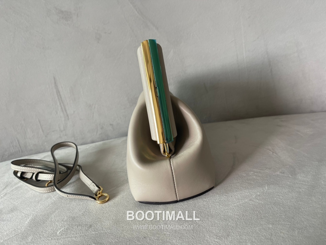 Fendi First Nappa Leather Small Bag 펜디 퍼스트 나파 가죽 스몰 토트 클러치백 129M90 26cm 3