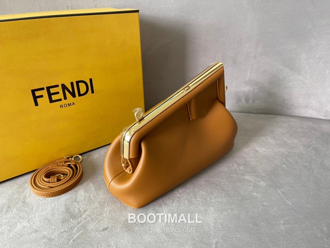 Fendi First Nappa Leather Small Bag 펜디 퍼스트 나파 가죽 스몰 토트 클러치백 129M90 26cm 3