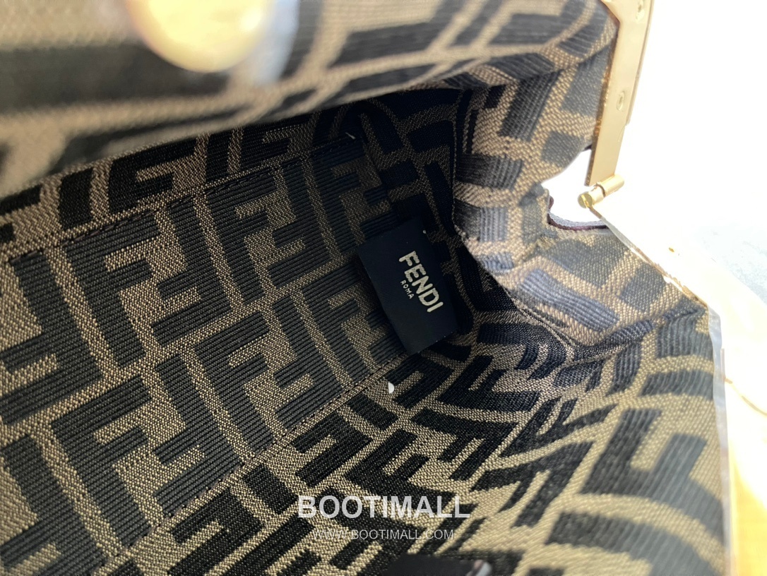 Fendi First Nappa Leather Small Bag 펜디 퍼스트 나파 가죽 스몰 토트 클러치백 129M90 26cm 9