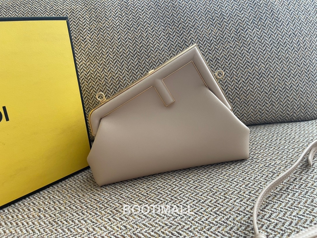 Fendi First Nappa Leather Small Bag 펜디 퍼스트 나파 가죽 스몰 토트 클러치백 129M90 26cm 2