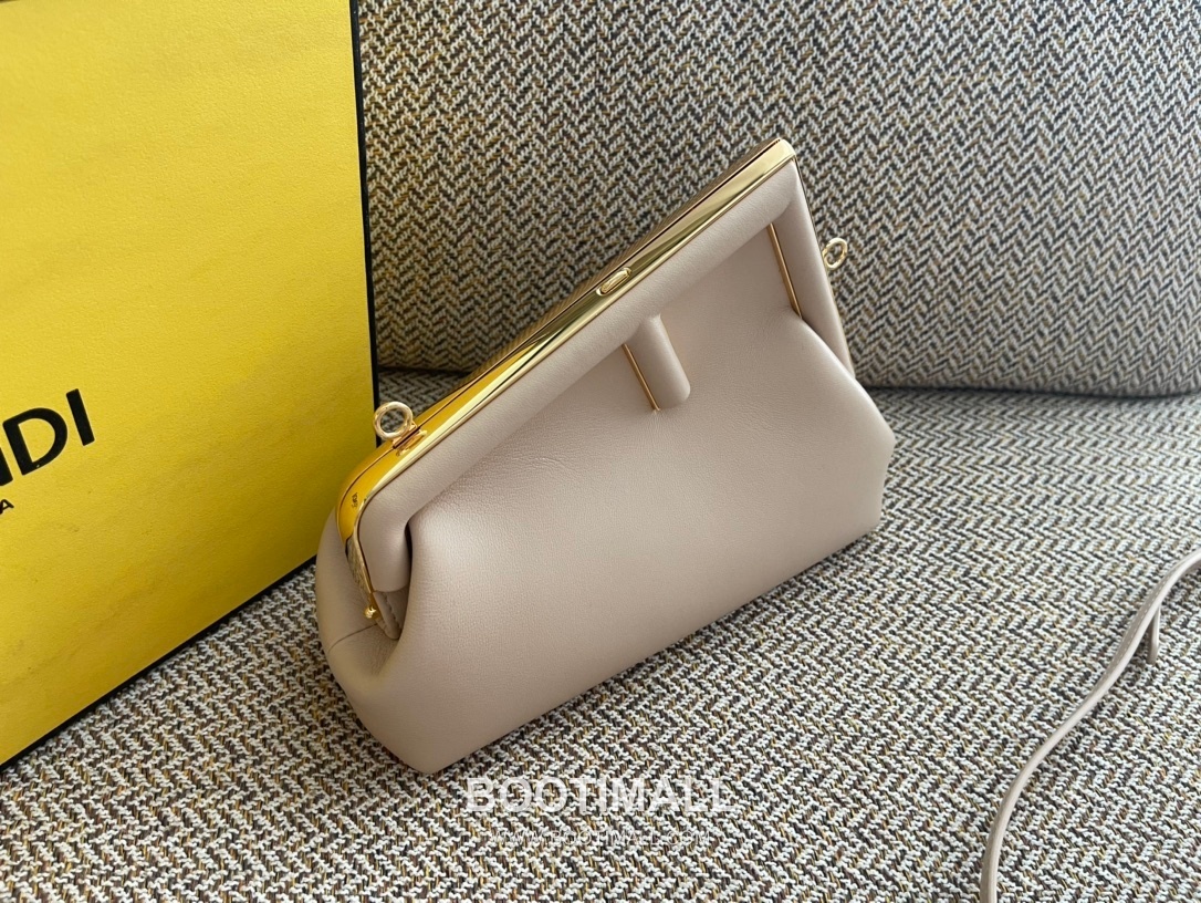 Fendi First Nappa Leather Small Bag 펜디 퍼스트 나파 가죽 스몰 토트 클러치백 129M90 26cm 3