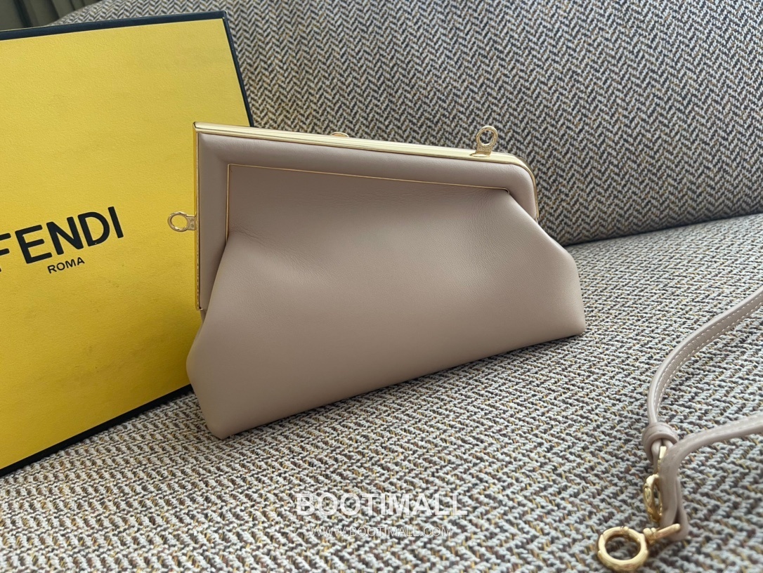 Fendi First Nappa Leather Small Bag 펜디 퍼스트 나파 가죽 스몰 토트 클러치백 129M90 26cm 4