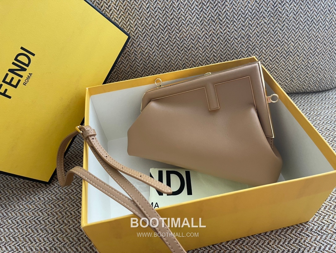 Fendi First Nappa Leather Small Bag 펜디 퍼스트 나파 가죽 스몰 토트 클러치백 129M90 26cm 1