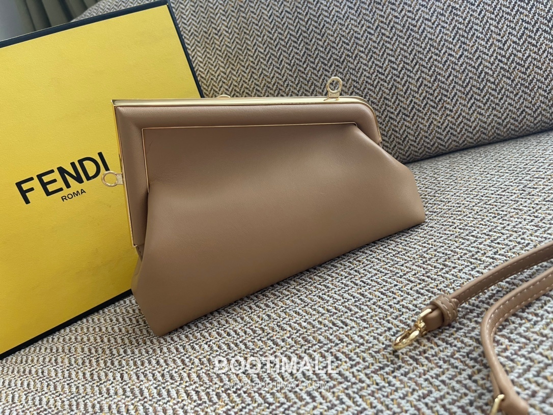 Fendi First Nappa Leather Small Bag 펜디 퍼스트 나파 가죽 스몰 토트 클러치백 129M90 26cm 4