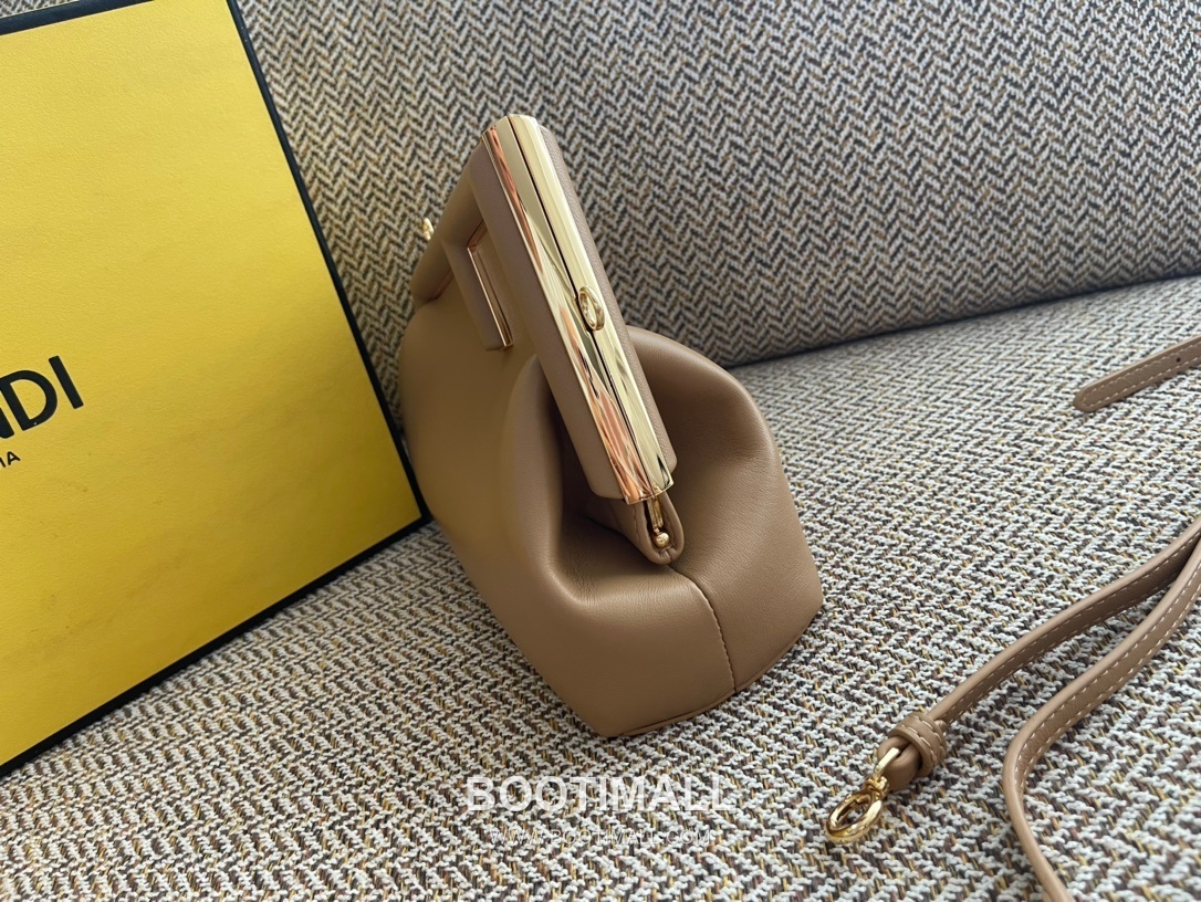 Fendi First Nappa Leather Small Bag 펜디 퍼스트 나파 가죽 스몰 토트 클러치백 129M90 26cm 5