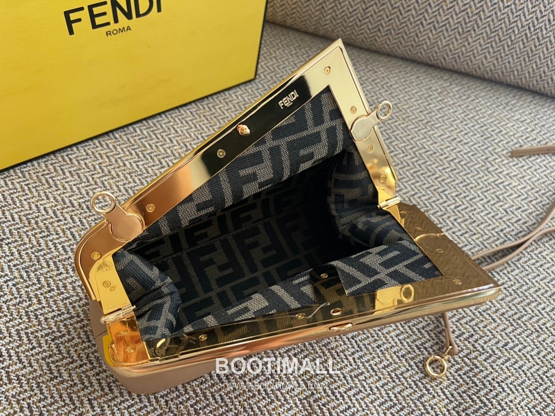 Fendi First Nappa Leather Small Bag 펜디 퍼스트 나파 가죽 스몰 토트 클러치백 129M90 26cm 9