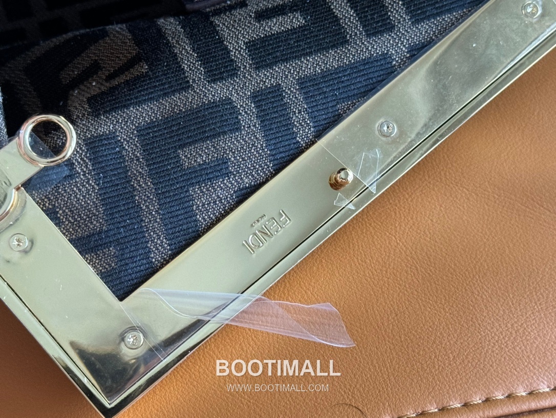 Fendi First Ostrich Leather Small Bag 펜디 퍼스트 오스트리치 가죽 스몰 토트 클러치백 129M200 26cm 9