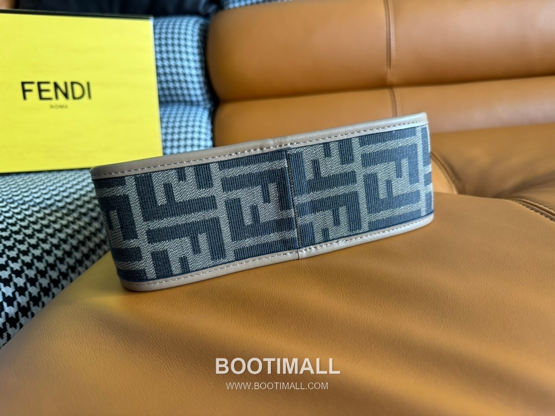 Fendi Fendessence FF Jacquard Crescent Fabric Brown Shoulder Bag 펜디 펜데센스 FF 자카드 크레센트 패브릭 브라운 숄더백 28cm 10