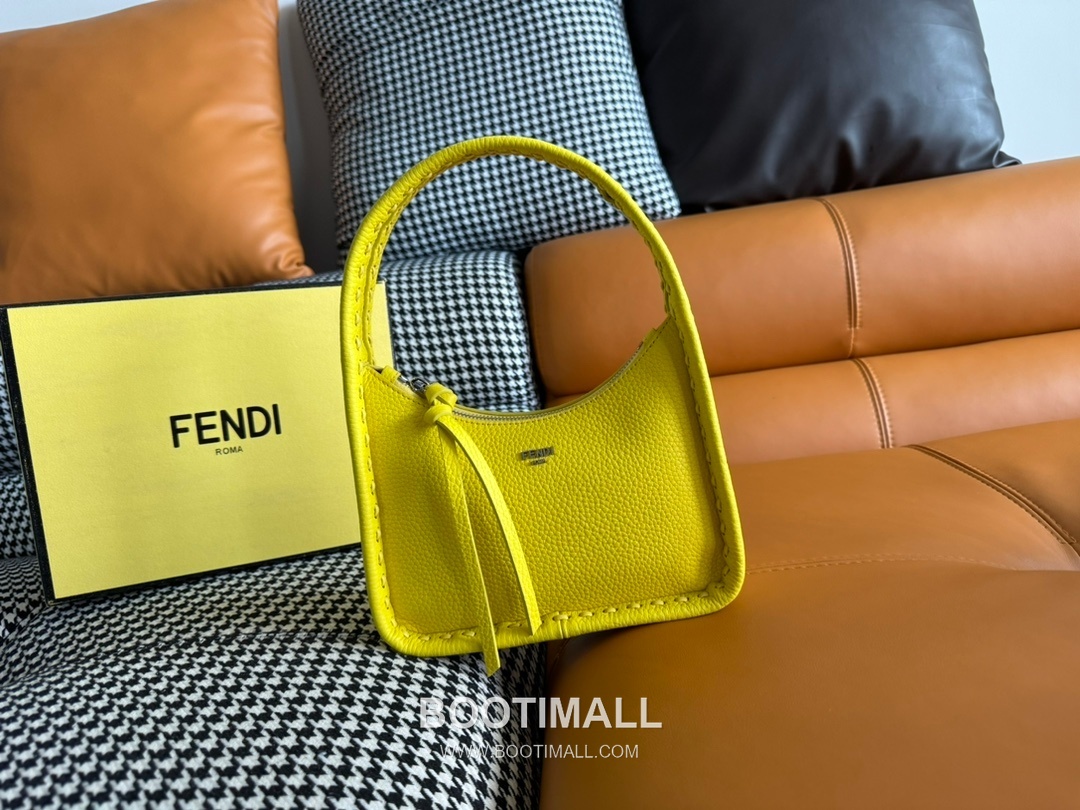 Fendi Fendessence Cuoio Romano Leather Crescent Bag 펜디 펜데센스 쿠오이오 로마노 가죽 크레센트 숄더백 094M68 28cm 1