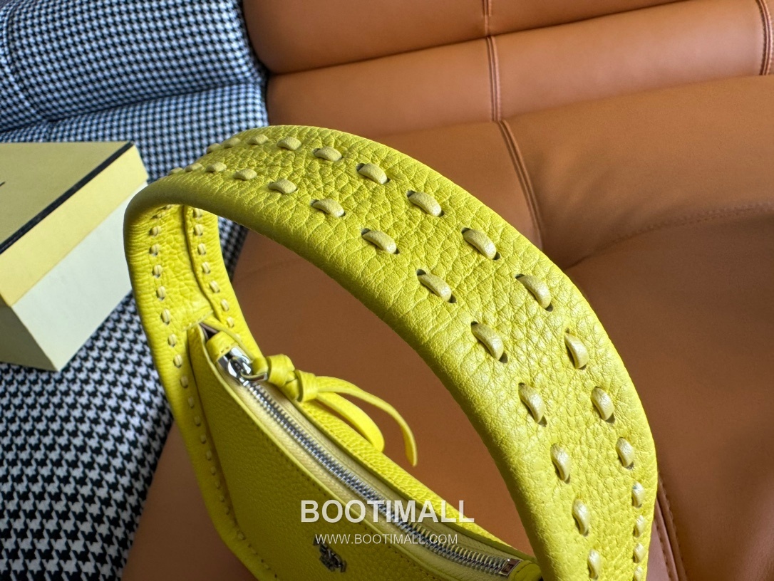 Fendi Fendessence Cuoio Romano Leather Crescent Bag 펜디 펜데센스 쿠오이오 로마노 가죽 크레센트 숄더백 094M68 28cm 9