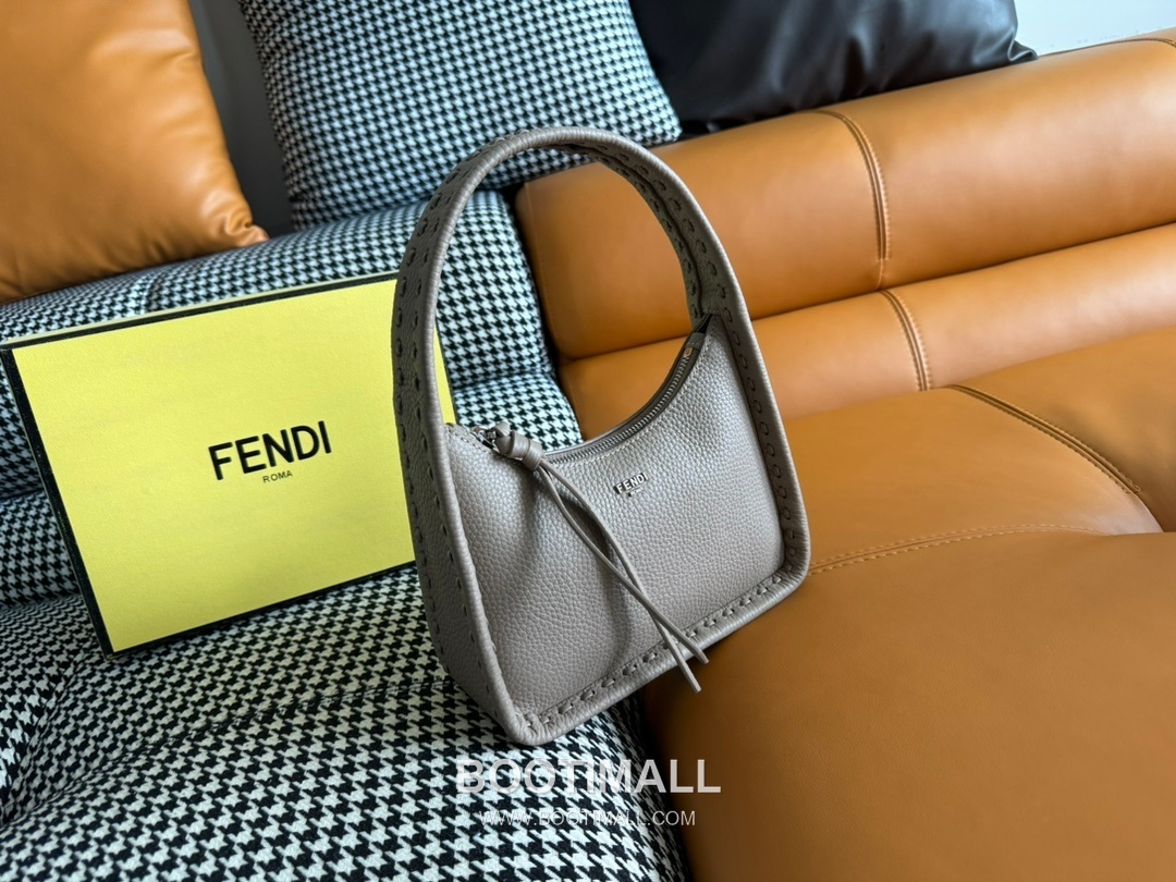 Fendi Fendessence Cuoio Romano Leather Crescent Bag 펜디 펜데센스 쿠오이오 로마노 가죽 크레센트 숄더백 094M68 28cm 2