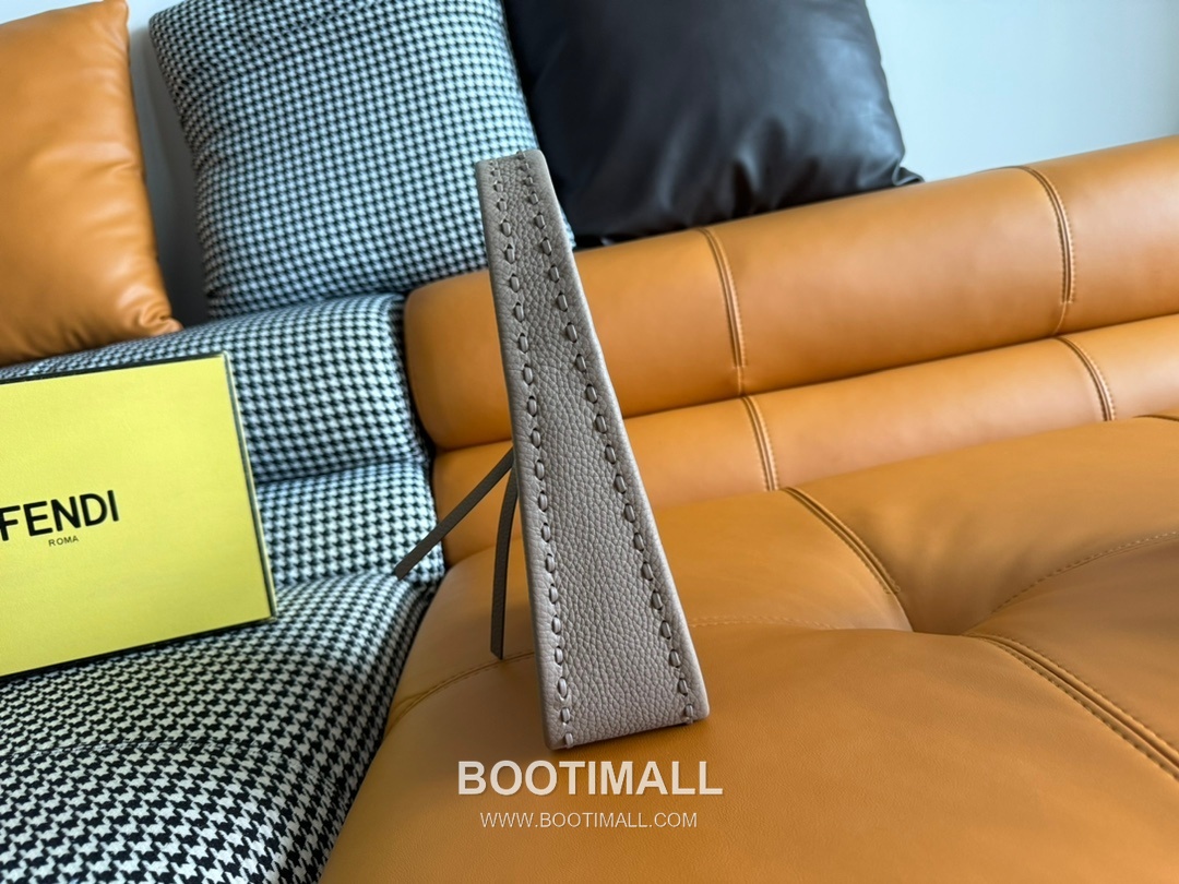 Fendi Fendessence Cuoio Romano Leather Crescent Bag 펜디 펜데센스 쿠오이오 로마노 가죽 크레센트 숄더백 094M68 28cm 3