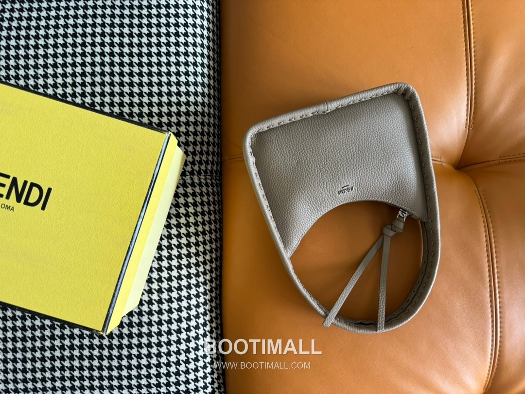 Fendi Fendessence Cuoio Romano Leather Crescent Bag 펜디 펜데센스 쿠오이오 로마노 가죽 크레센트 숄더백 094M68 28cm 6
