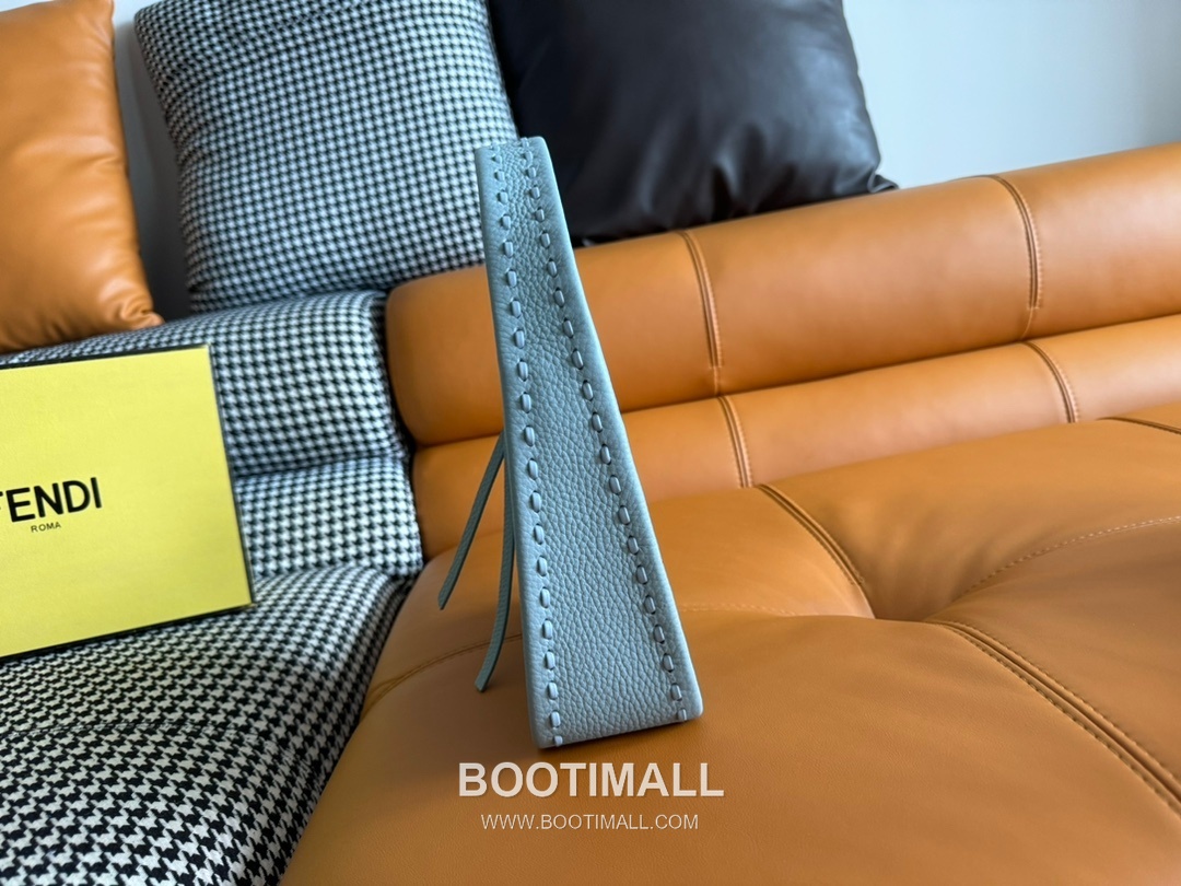 Fendi Fendessence Cuoio Romano Leather Crescent Bag 펜디 펜데센스 쿠오이오 로마노 가죽 크레센트 숄더백 094M68 28cm 3