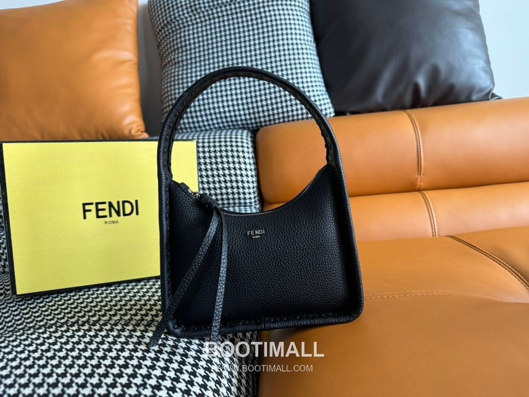 Fendi Fendessence Cuoio Romano Leather Crescent Bag 펜디 펜데센스 쿠오이오 로마노 가죽 크레센트 숄더백 094M68 28cm 1